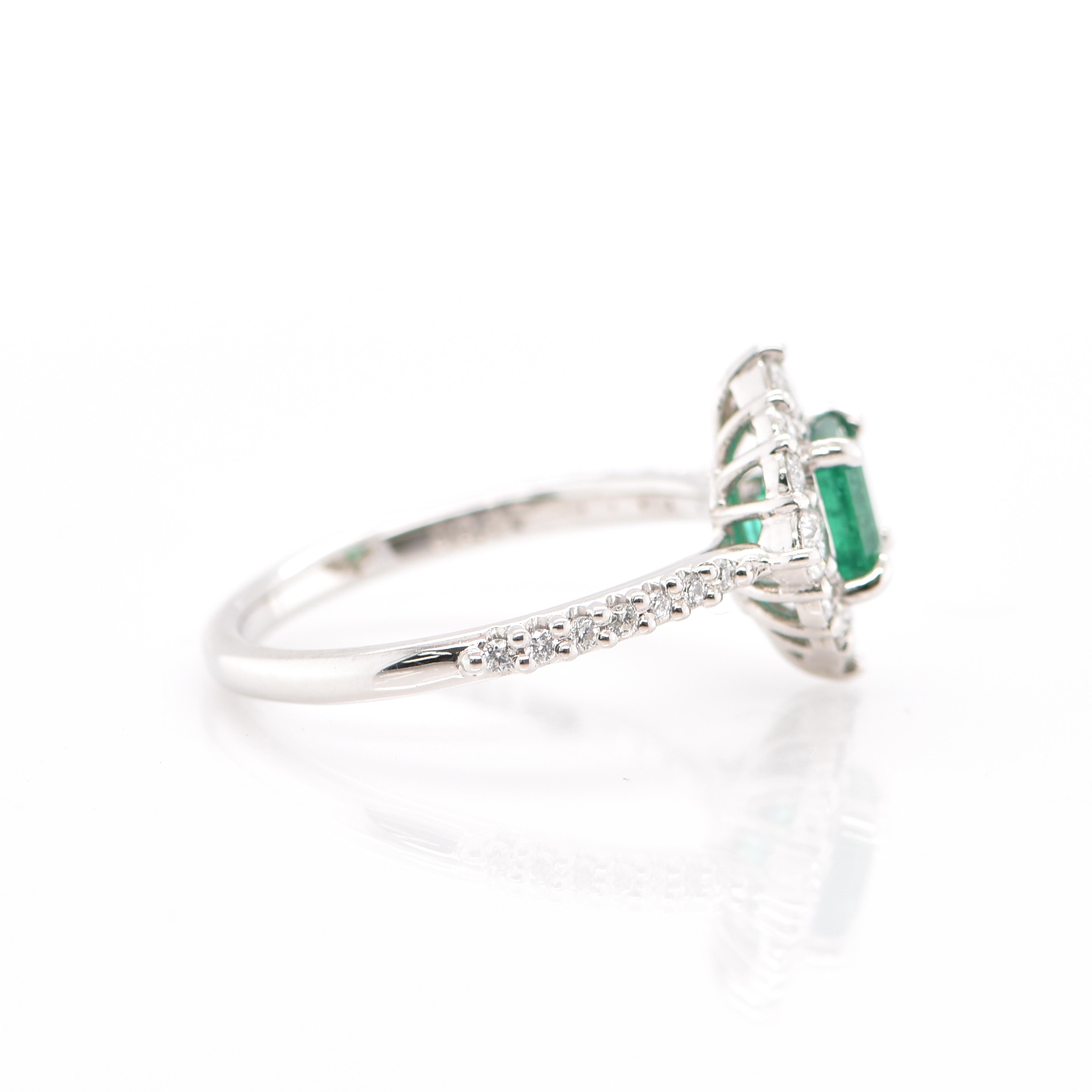 0.797 Carat Natural Emerald and Diamond Halo Ring Set in Platinum In New Condition For Sale In Tokyo, JP