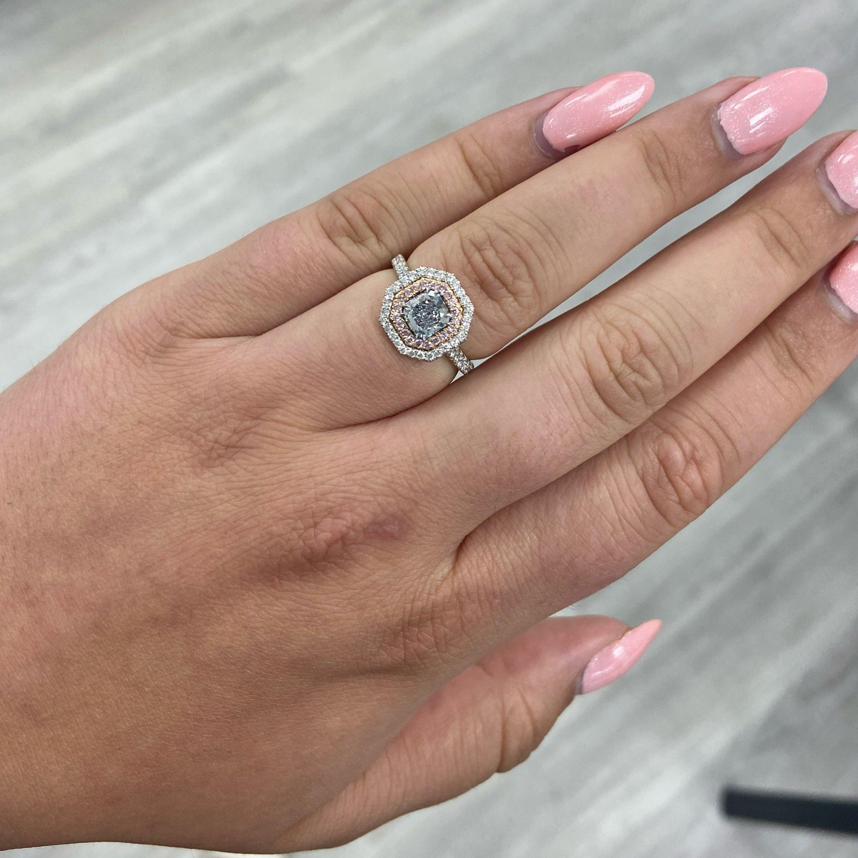 Dieser Ring enthält einen GIA-zertifizierten hellblauen Diamanten in der Mitte, der in sorgfältiger Handarbeit aus Platin mit natürlichem Rosa und Weiß gefertigt wurde, um die Brillanz und Sättigung zu betonen. 

Dieses Stück kann vor dem Kauf in