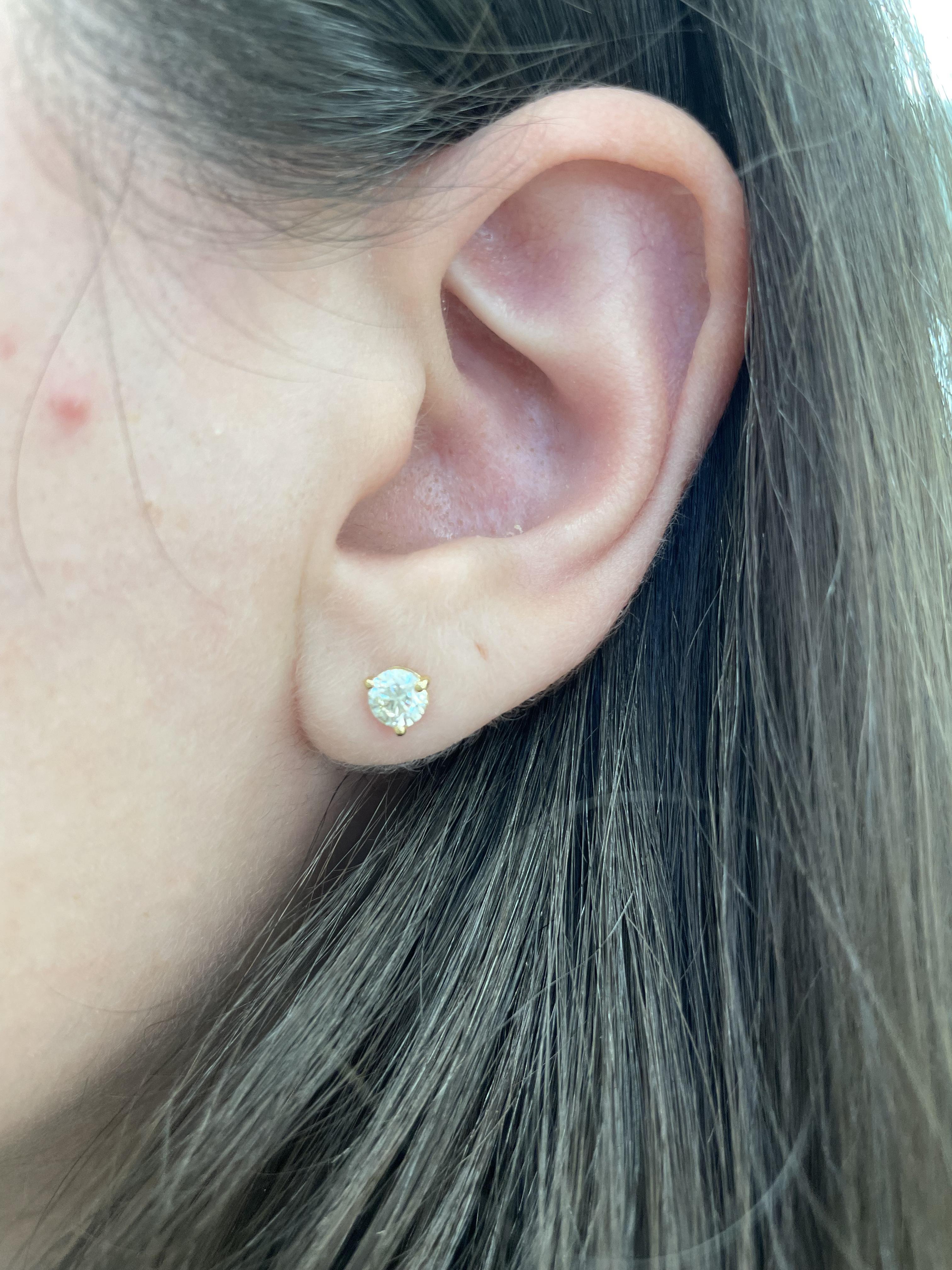 Classic diamond stud earrings.
Two matching round brilliant diamonds 0.79 carats total. Approximately J color and VS clarity. Three prong set, 18k yellow gold, 1.42 grams.
Accommodated with an up-to-date digital appraisal by a GIA G.G. once