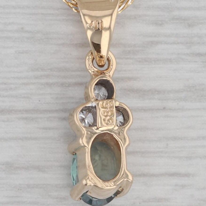 Información sobre la gema:
- Alejandrita natural -
Quilates - 0,70ct 
Corte - Oval
Color - Verde con acentos multicolores

- Diamantes naturales -
Quilates totales - 0,09ctw
Talla - Redonda brillante
Color - G - H
Claridad - VS2 - SI1

Metal: Oro