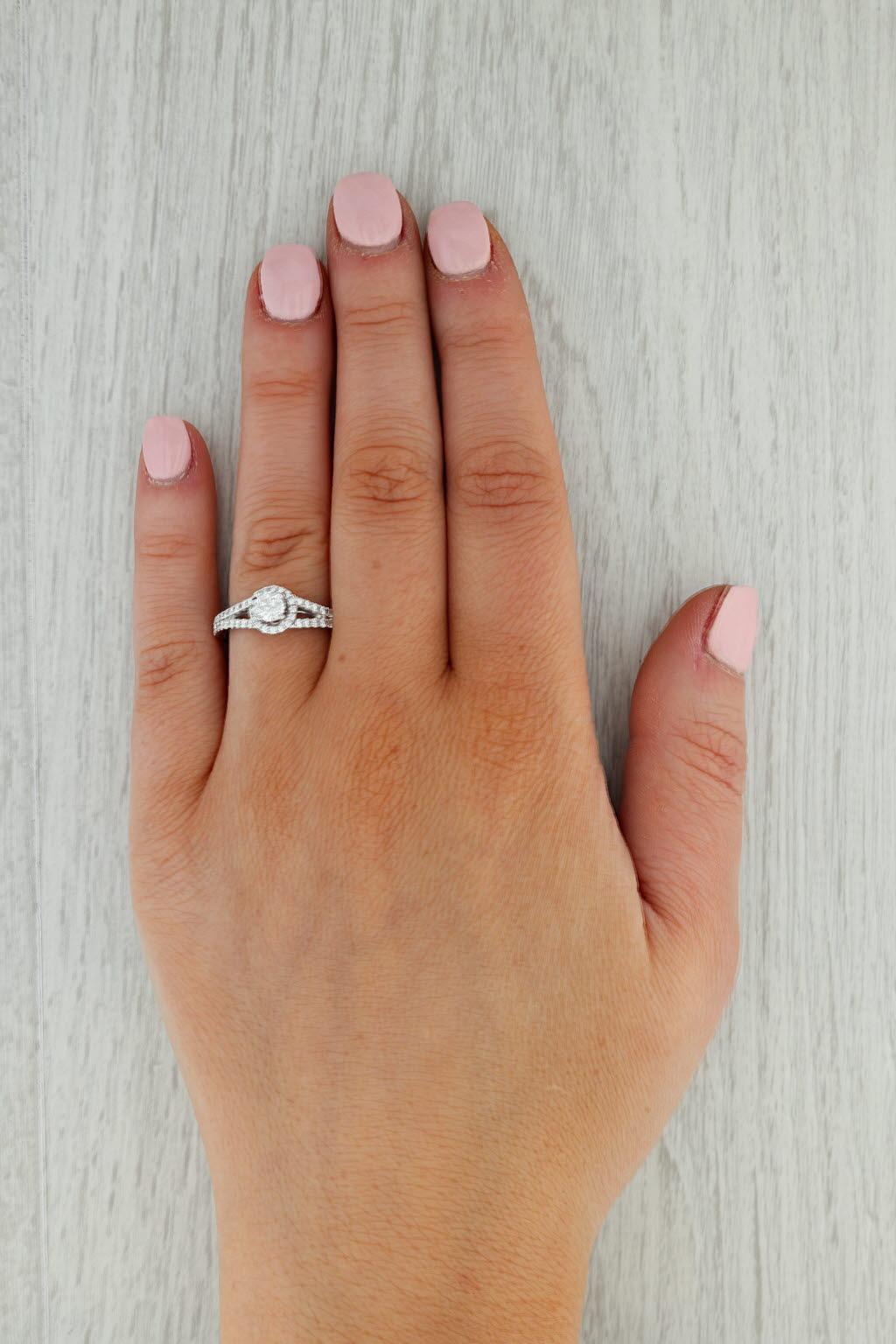 Anello di fidanzamento aureolato con diamante rotondo da 0,79ctw in oro bianco 14k con fascia da cattedrale Sz 6.5 in vendita 3