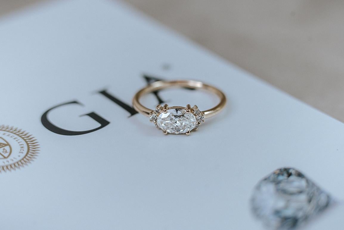 Im Angebot: 0.7 Karat ovaler Diamantring aus 14 Karat Gelbgold mit Ost-West-Diamanten () 5