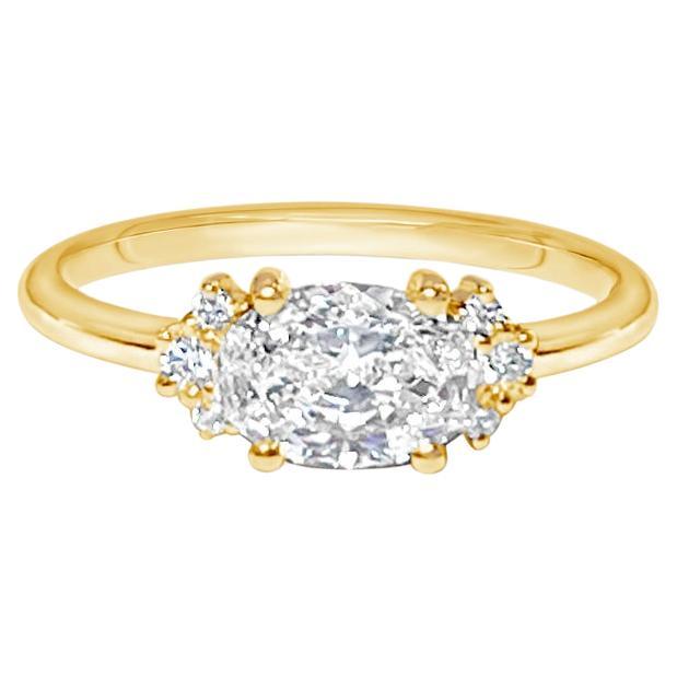 0.7 Karat ovaler Diamantring aus 14 Karat Gelbgold mit Ost-West-Diamanten
