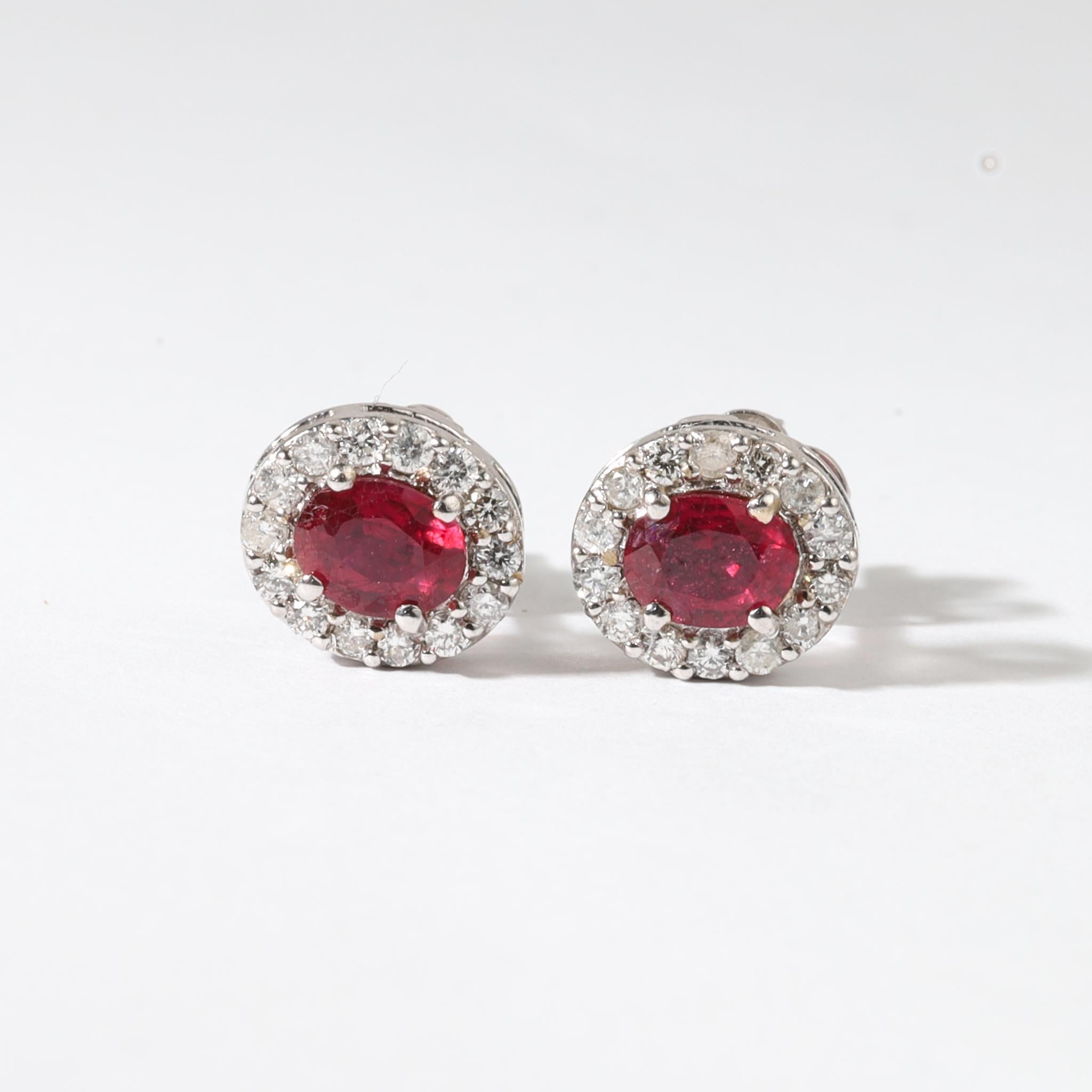 💎 Description du produit :
Élégantes, intemporelles et d'une couleur éclatante, ces boucles d'oreilles Halo sont ornées de rubis naturels de taille ovale d'environ 0,7 carat, admirés pour leur riche teinte rouge romantique. Chaque rubis est entouré