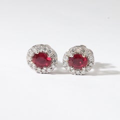 Orecchini a perno con rubino rosso taglio ovale e diamante da 0,7 carati in oro bianco 18 carati