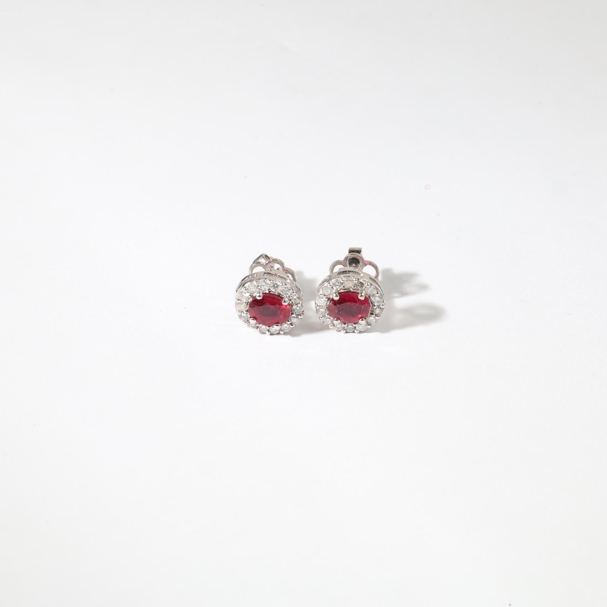 Art déco Boucles d'oreilles halo en or blanc 18 carats, rubis rouge naturel de taille ovale de 0,7 ct et diamants en vente