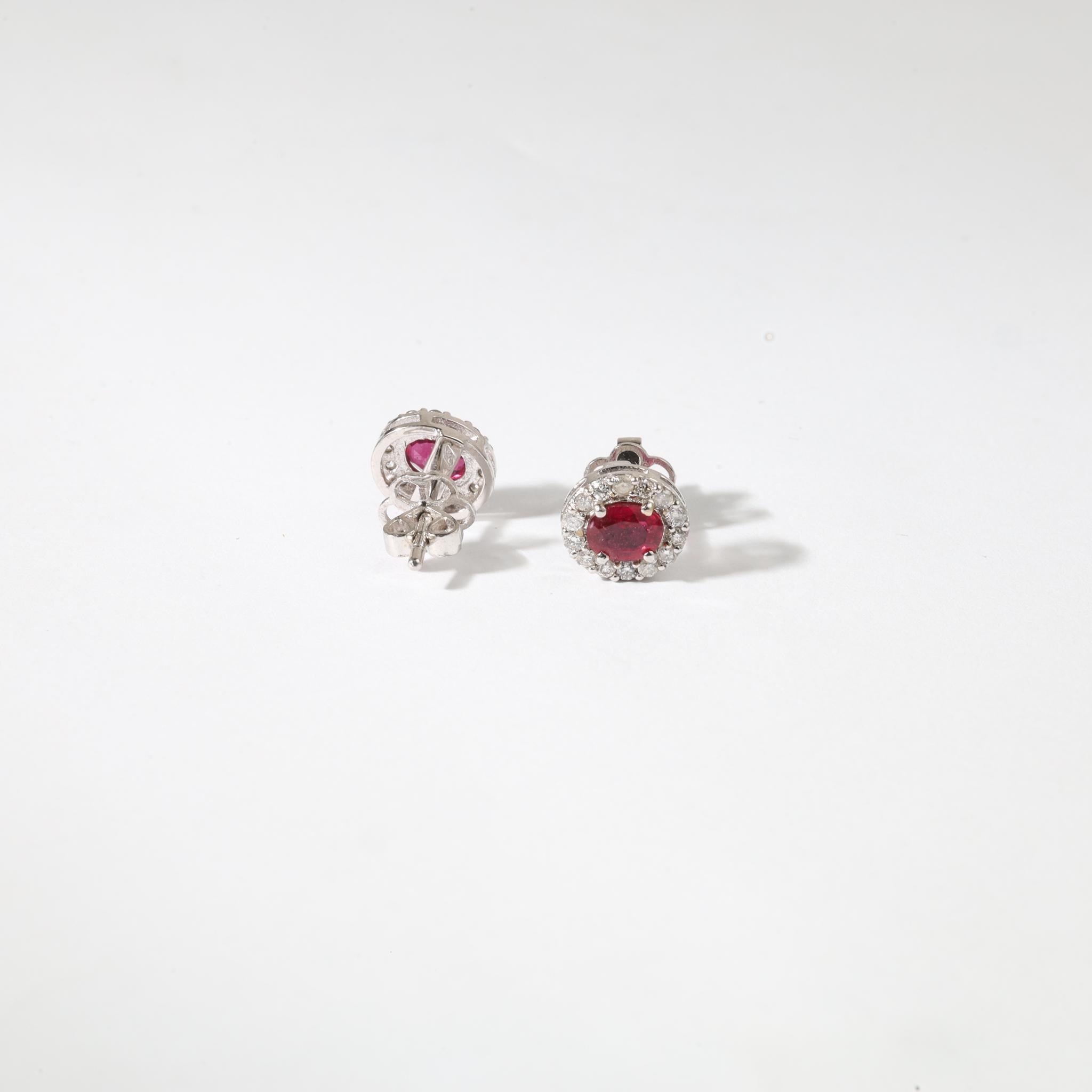 Taille ovale Boucles d'oreilles halo en or blanc 18 carats, rubis rouge naturel de taille ovale de 0,7 ct et diamants en vente
