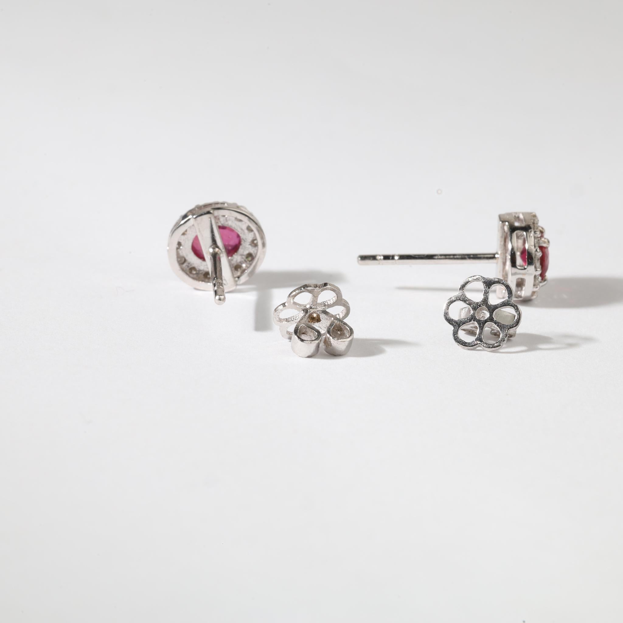 Boucles d'oreilles halo en or blanc 18 carats, rubis rouge naturel de taille ovale de 0,7 ct et diamants Pour femmes en vente