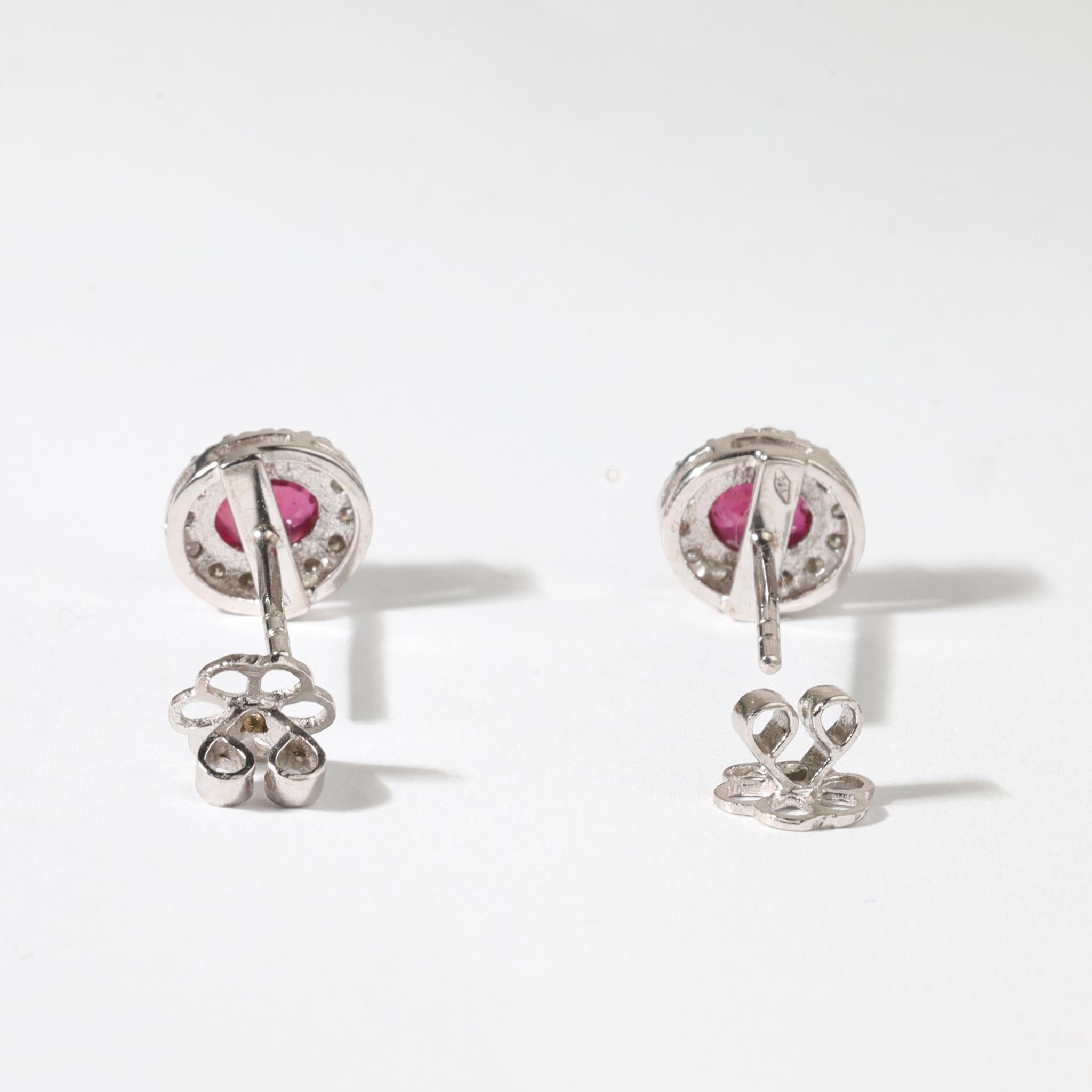 Boucles d'oreilles halo en or blanc 18 carats, rubis rouge naturel de taille ovale de 0,7 ct et diamants en vente 1