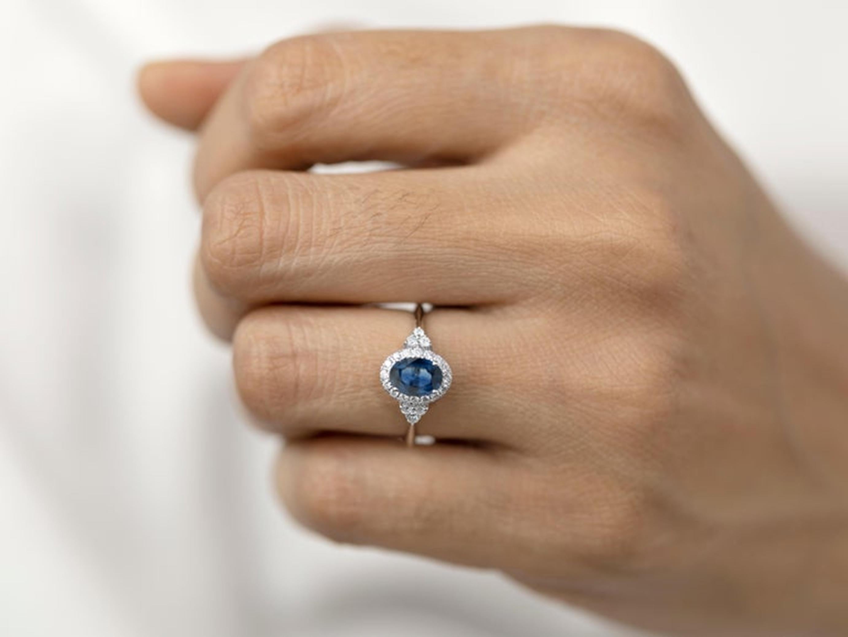 Donna Anello di fidanzamento con zaffiro ovale naturale da 0,7 carati e cluster di diamanti in oro 18 carati in vendita