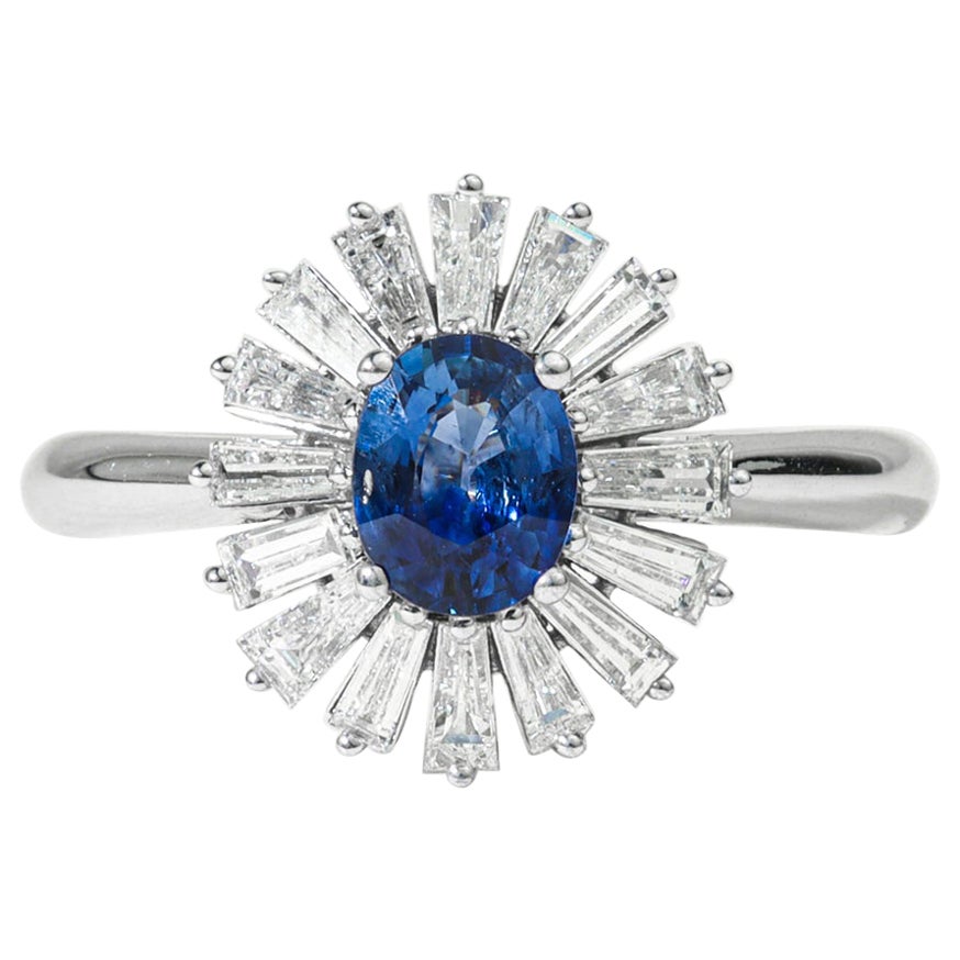 Anello di fidanzamento ovale con zaffiro blu e diamante Baguette Halo Cocktail in oro bianco in vendita