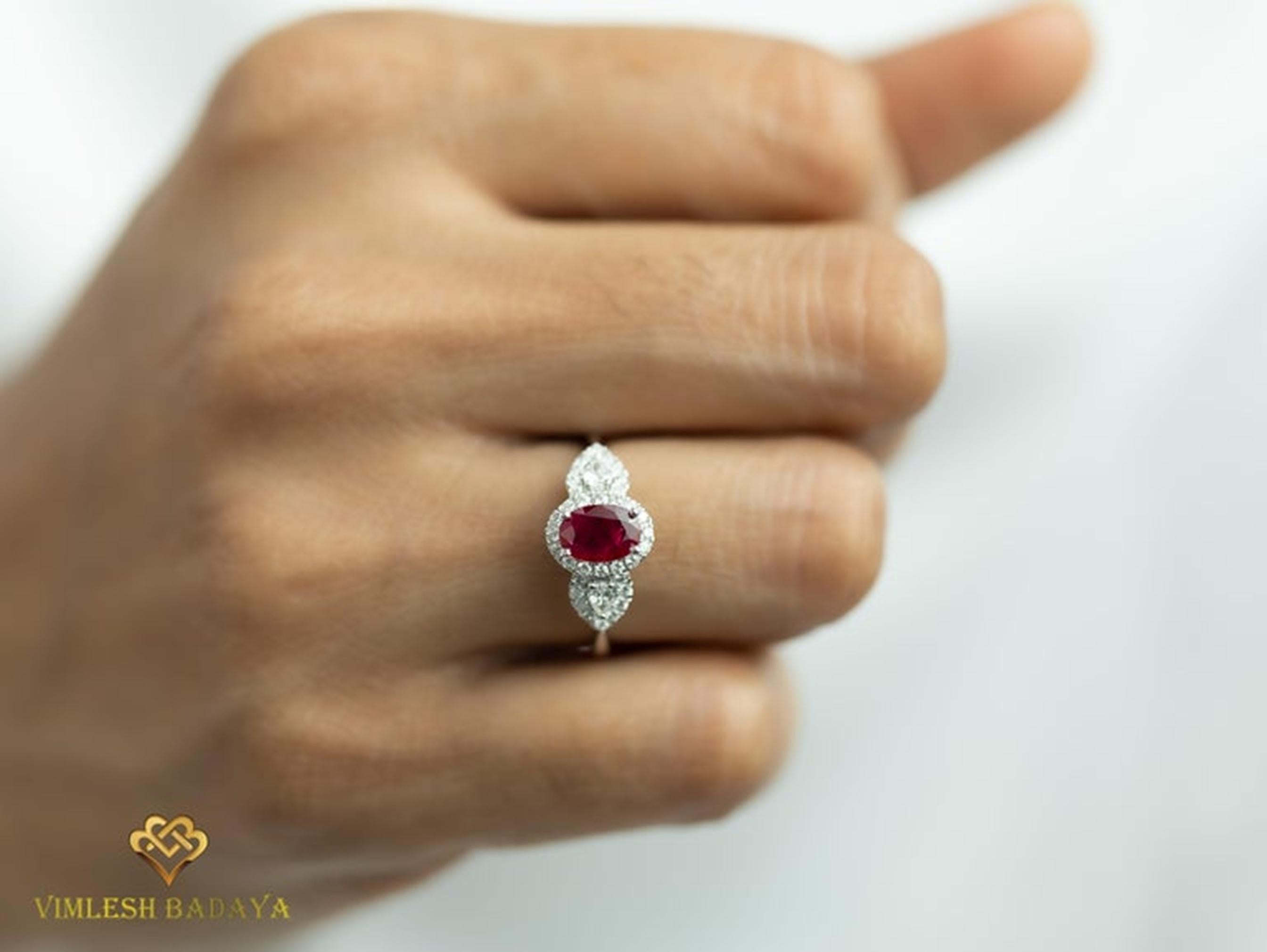 Anillo de compromiso ovalado con halo de diamantes baguette de corte redondo y rubí rojo de 0,7 quilates en venta 4