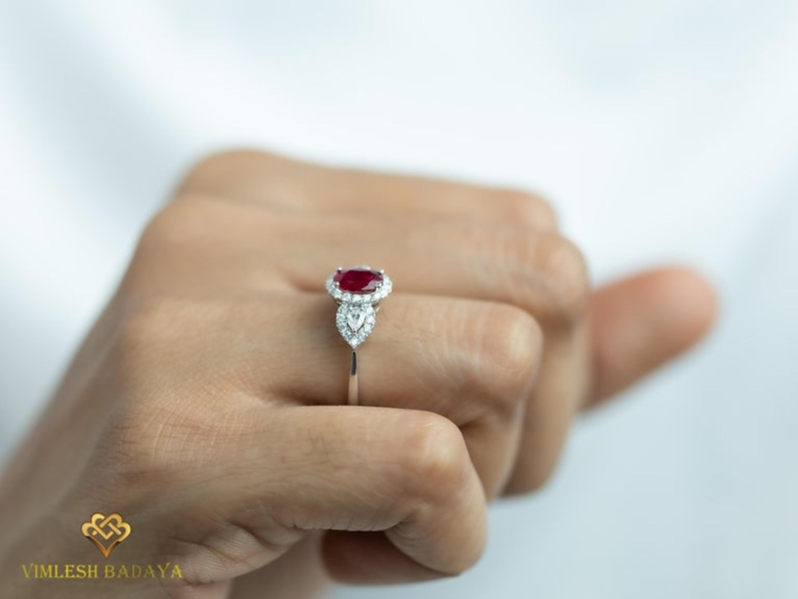 Anillo de compromiso ovalado con halo de diamantes baguette de corte redondo y rubí rojo de 0,7 quilates en venta 5