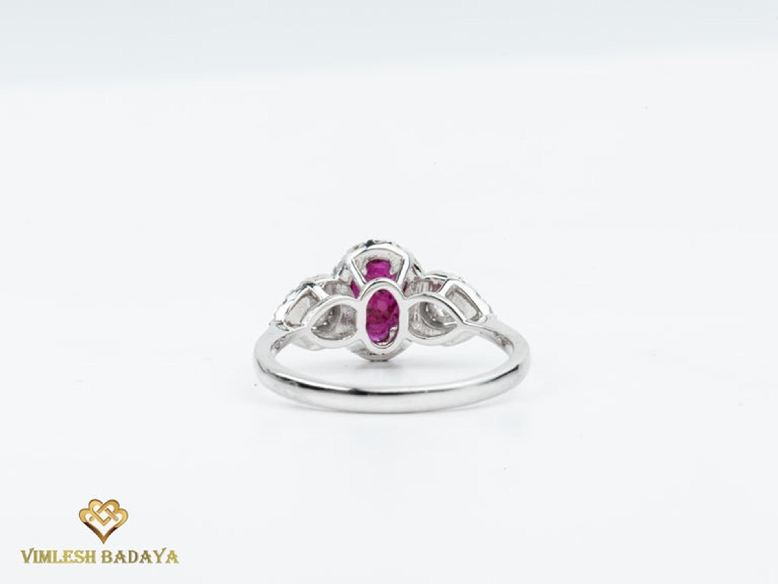 Anillo de compromiso ovalado con halo de diamantes baguette de corte redondo y rubí rojo de 0,7 quilates en venta 2
