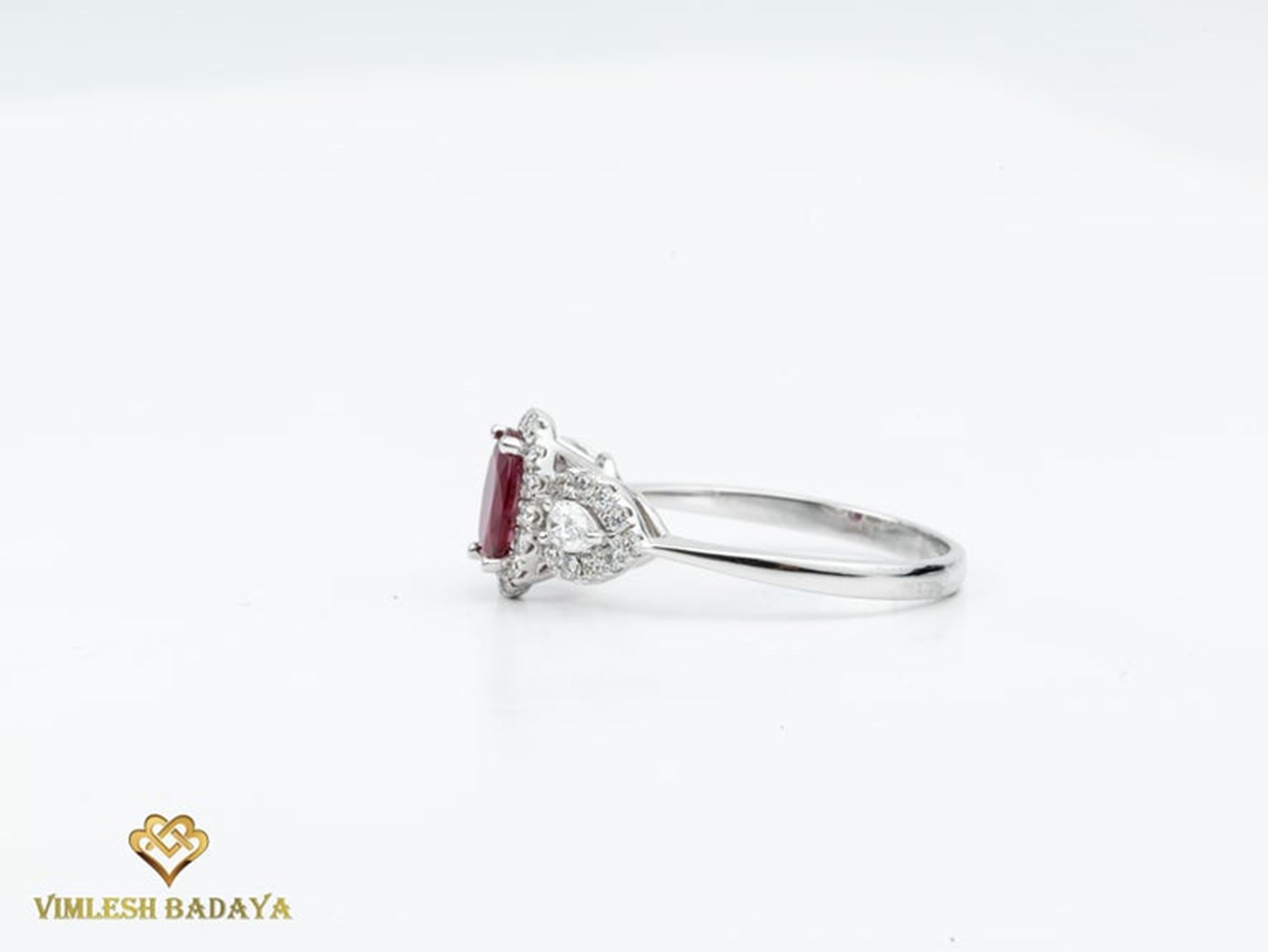 Anillo de compromiso ovalado con halo de diamantes baguette de corte redondo y rubí rojo de 0,7 quilates en venta 3