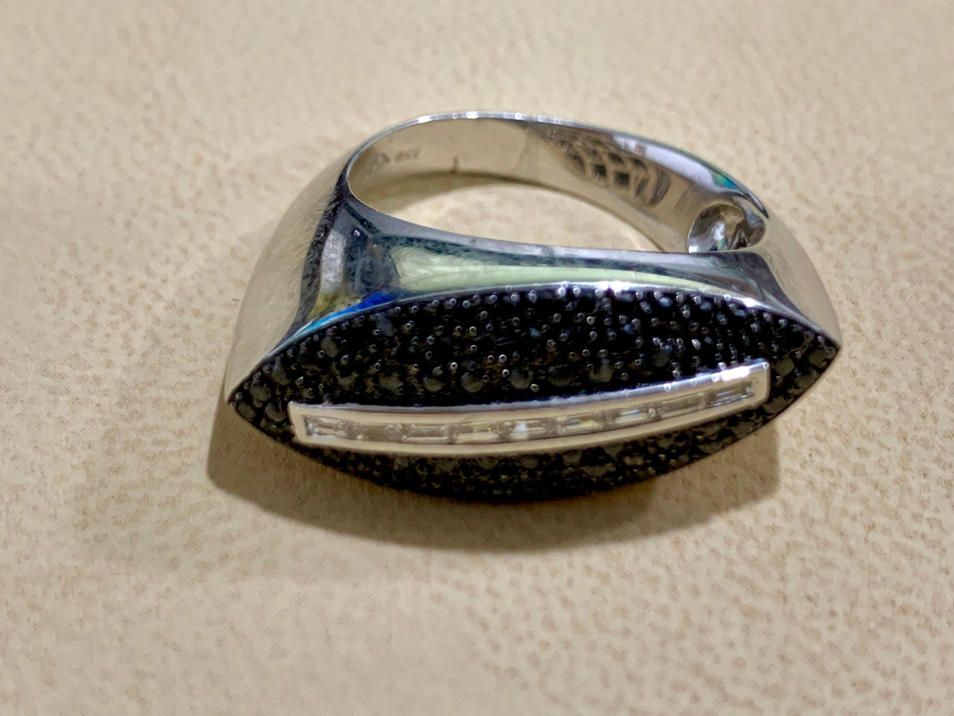 0.8 Carat Black and  White Diamond Ring 18 Karat White Gold, Size 7 For Sale 3
