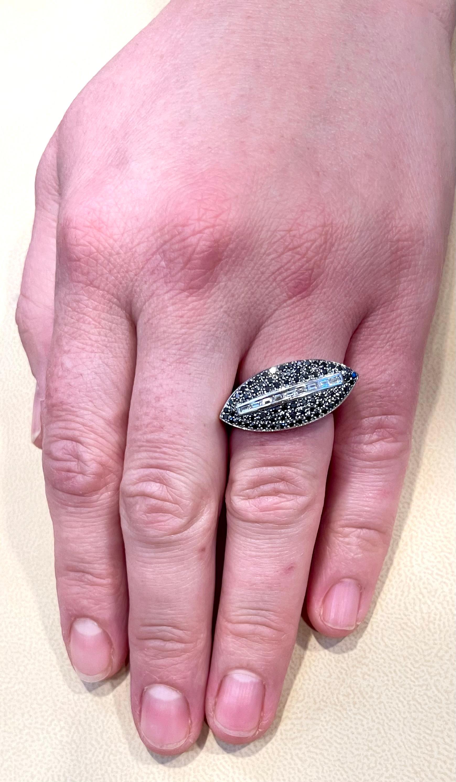 0.8 Carat Black and  White Diamond Ring 18 Karat White Gold, Size 7 In Excellent Condition For Sale In New York, NY