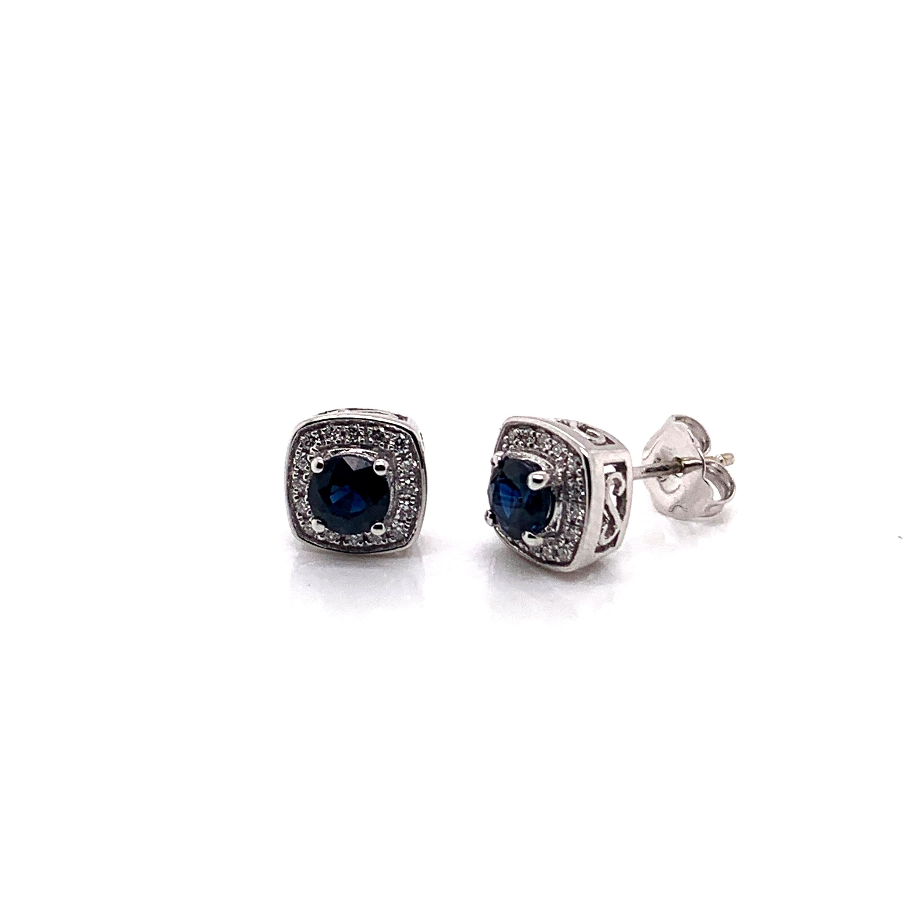 Taille ronde Sunita Nahata saphir bleu 0.80 carats Boucles d'oreilles en 18KWG avec diamant. en vente