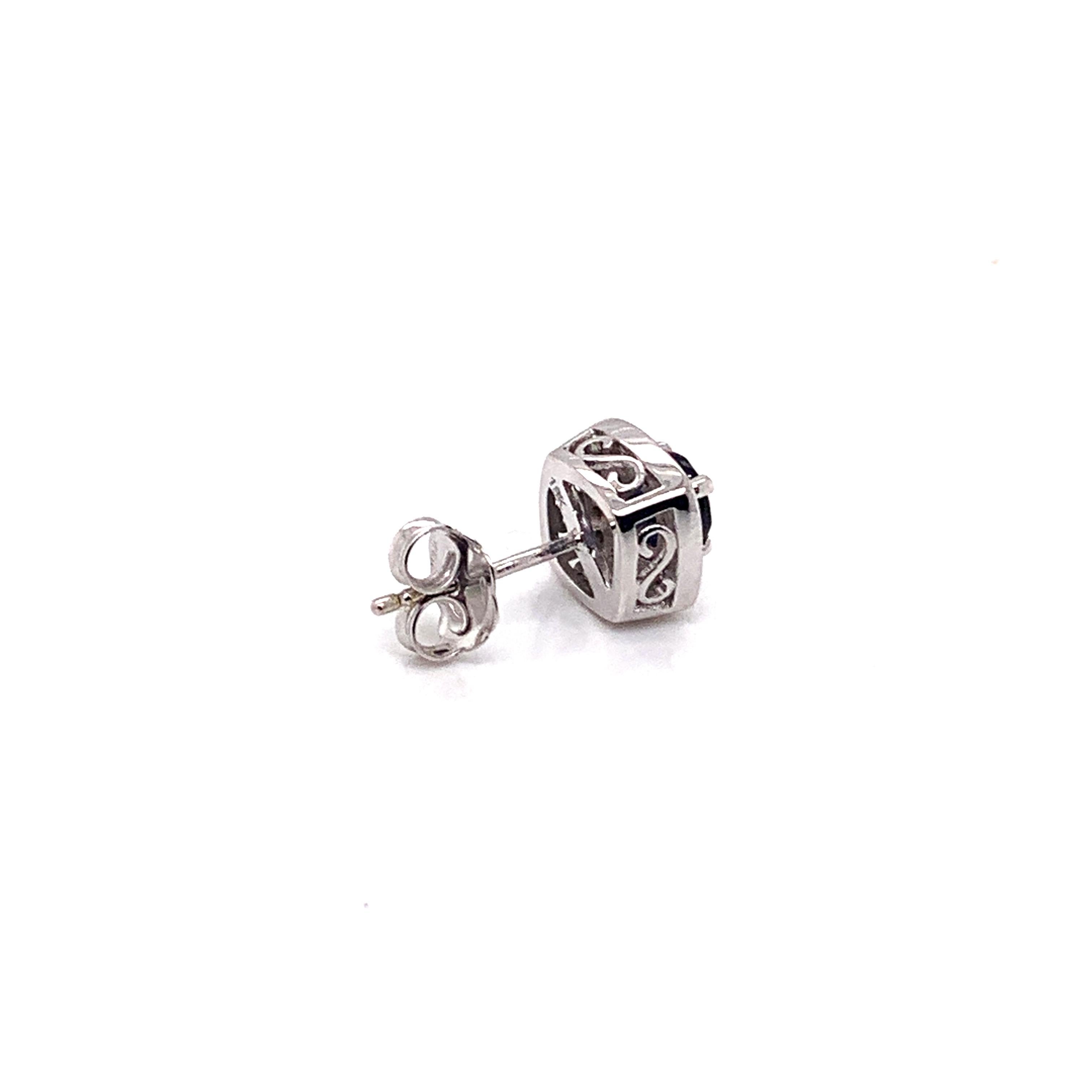Sunita Nahata saphir bleu 0.80 carats Boucles d'oreilles en 18KWG avec diamant. en vente 1