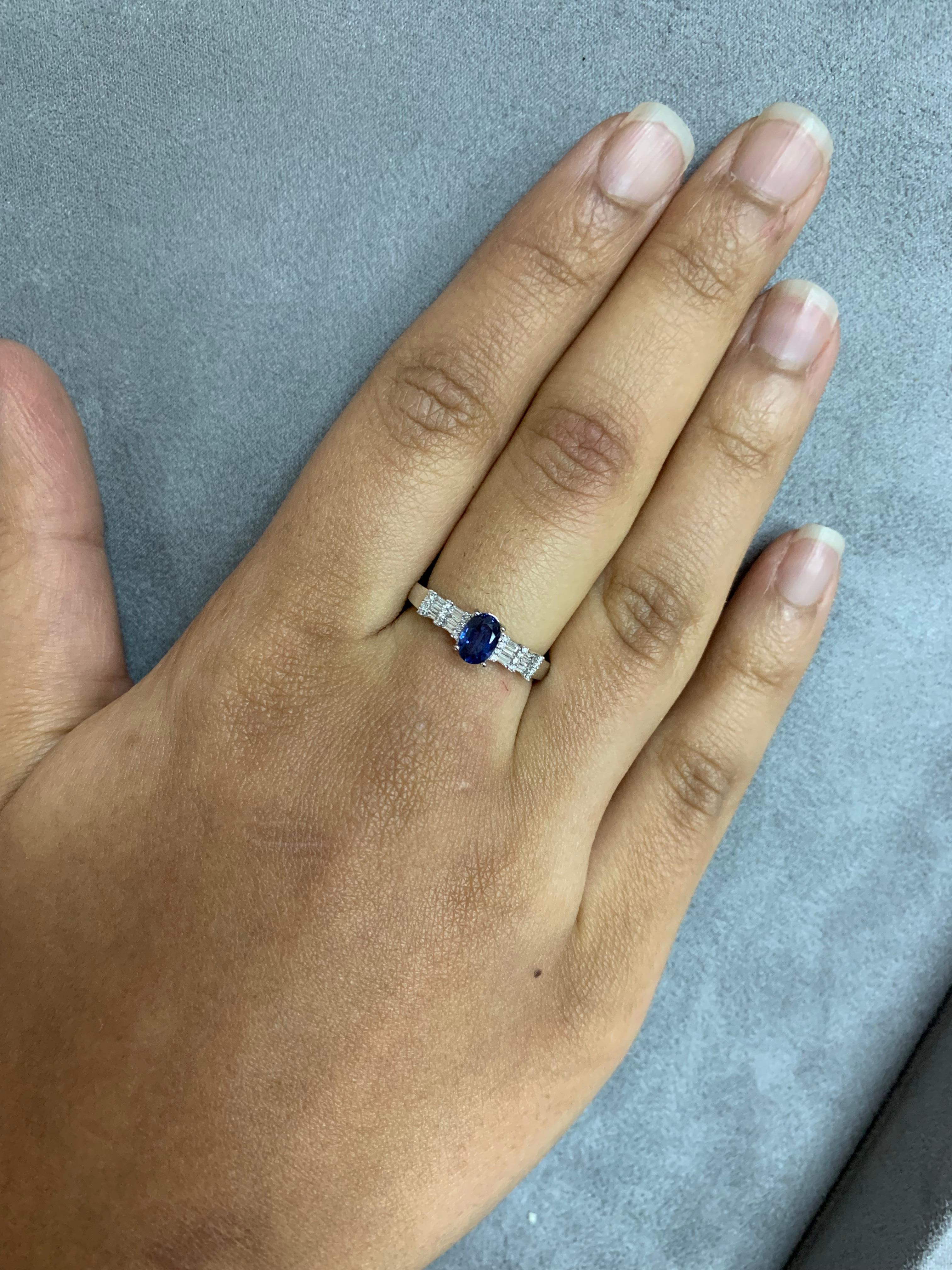 Contemporaneo Zaffiro blu Sunita Nahata 0.80ct. Anello fantasia in oro bianco 18 carati con diamante. in vendita