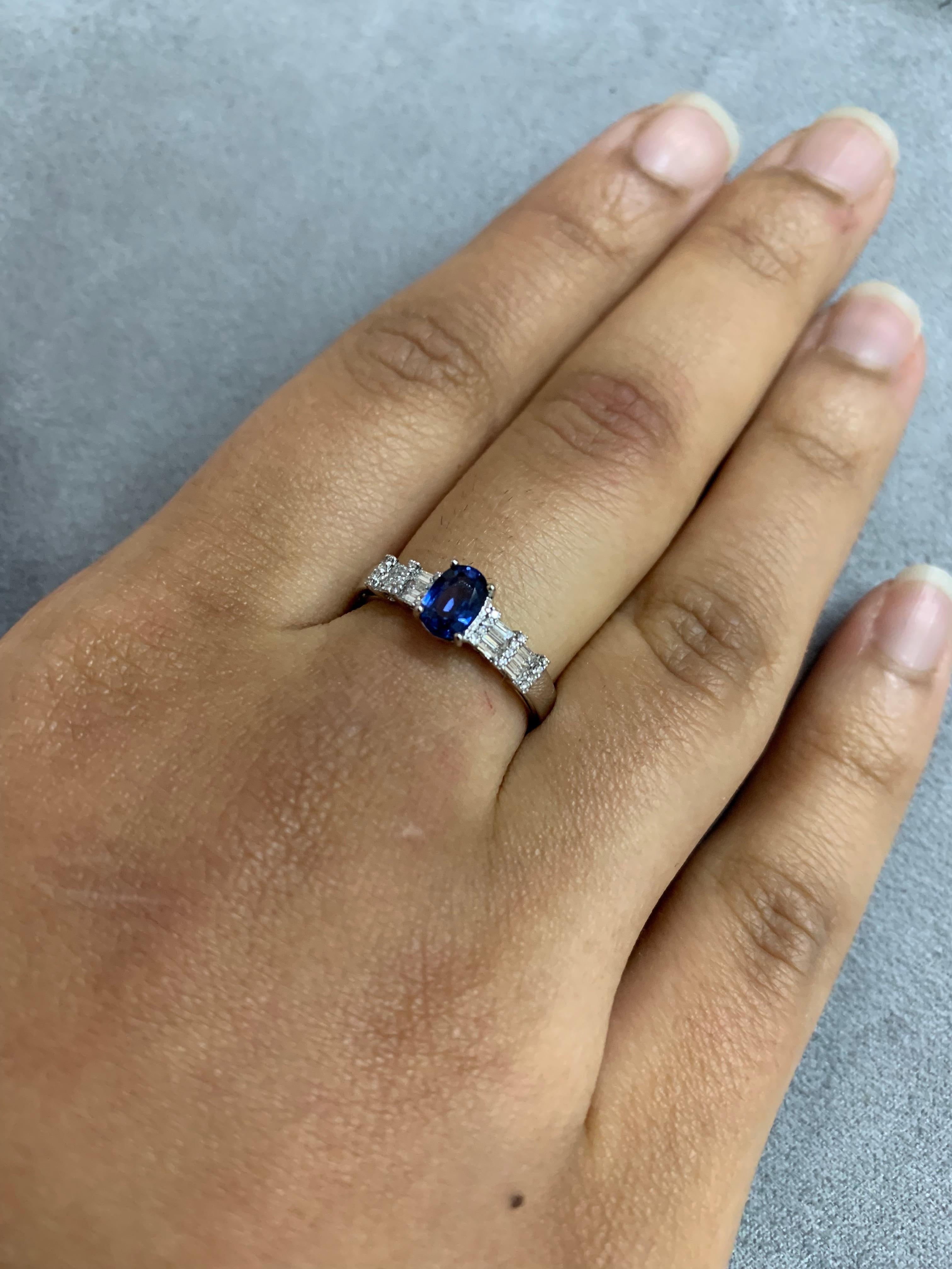 Zaffiro blu Sunita Nahata 0.80ct. Anello fantasia in oro bianco 18 carati con diamante. In condizioni Nuovo in vendita a Hong Kong, HK