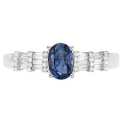 Bague en or blanc 18 carats avec saphir bleu de 0,8 carat et diamants