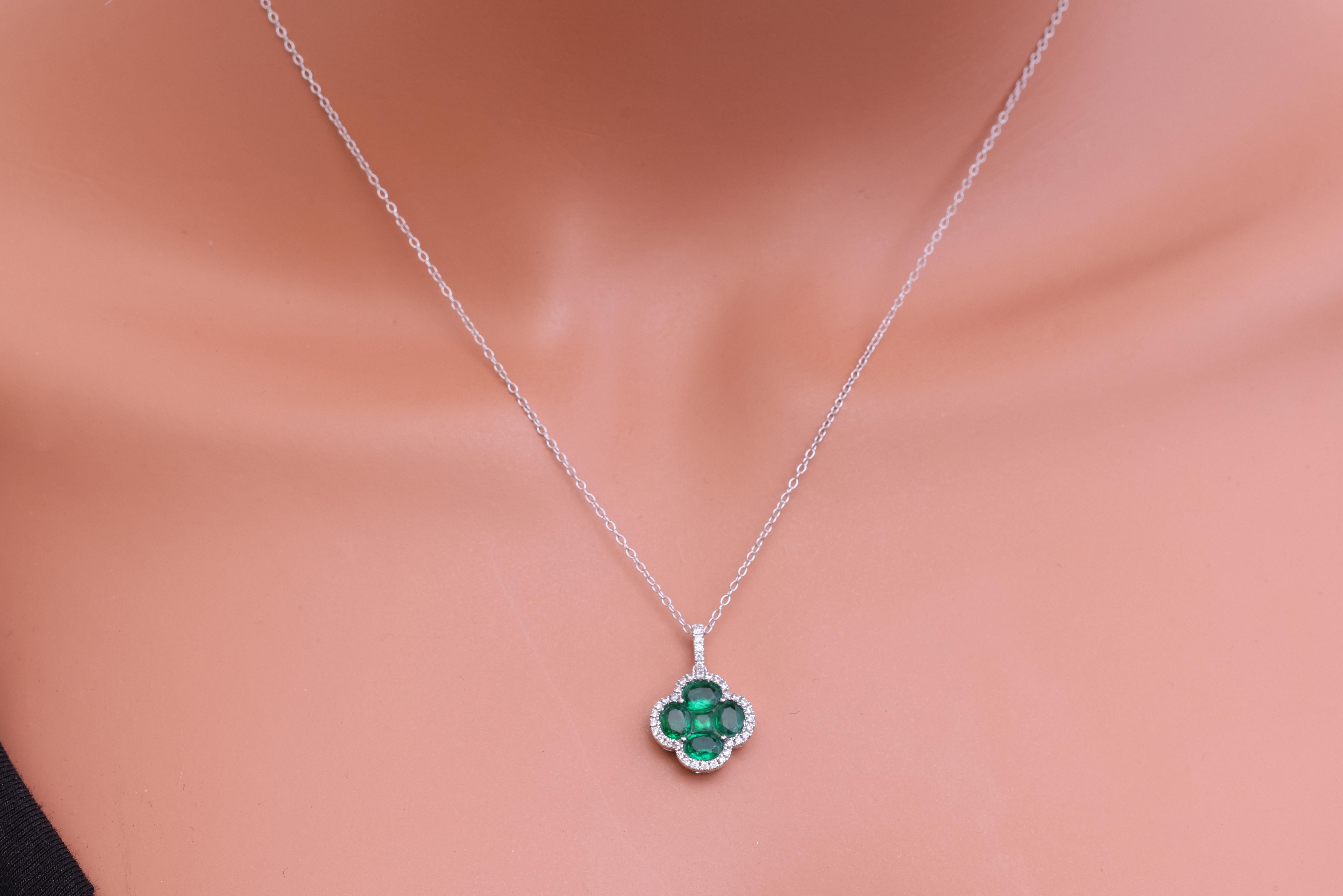 Taille mixte Pendentif trèfle en mosaïque d'émeraudes de 0,8 carat dans un halo de diamants de 0,2 carat en 18W ref1273 en vente