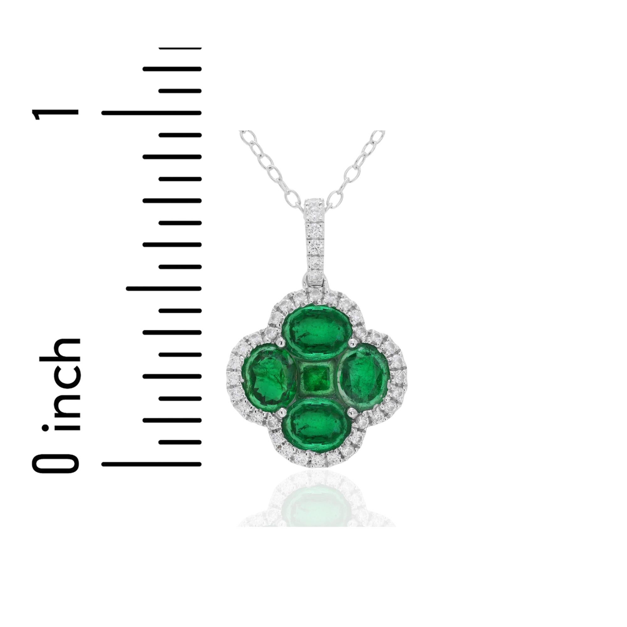 Pendentif trèfle en mosaïque d'émeraudes de 0,8 carat dans un halo de diamants de 0,2 carat en 18W ref1273 Neuf - En vente à New York, NY