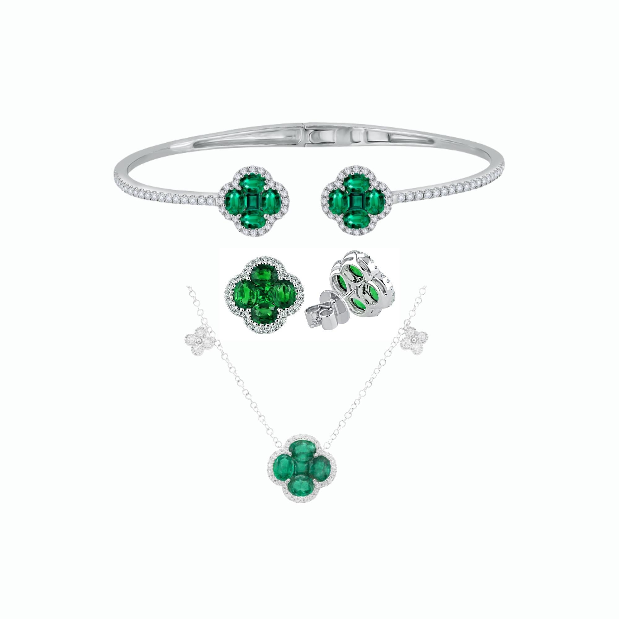 Pendentif trèfle en mosaïque d'émeraudes de 0,8 carat dans un halo de diamants de 0,2 carat en 18W ref1273 en vente 1