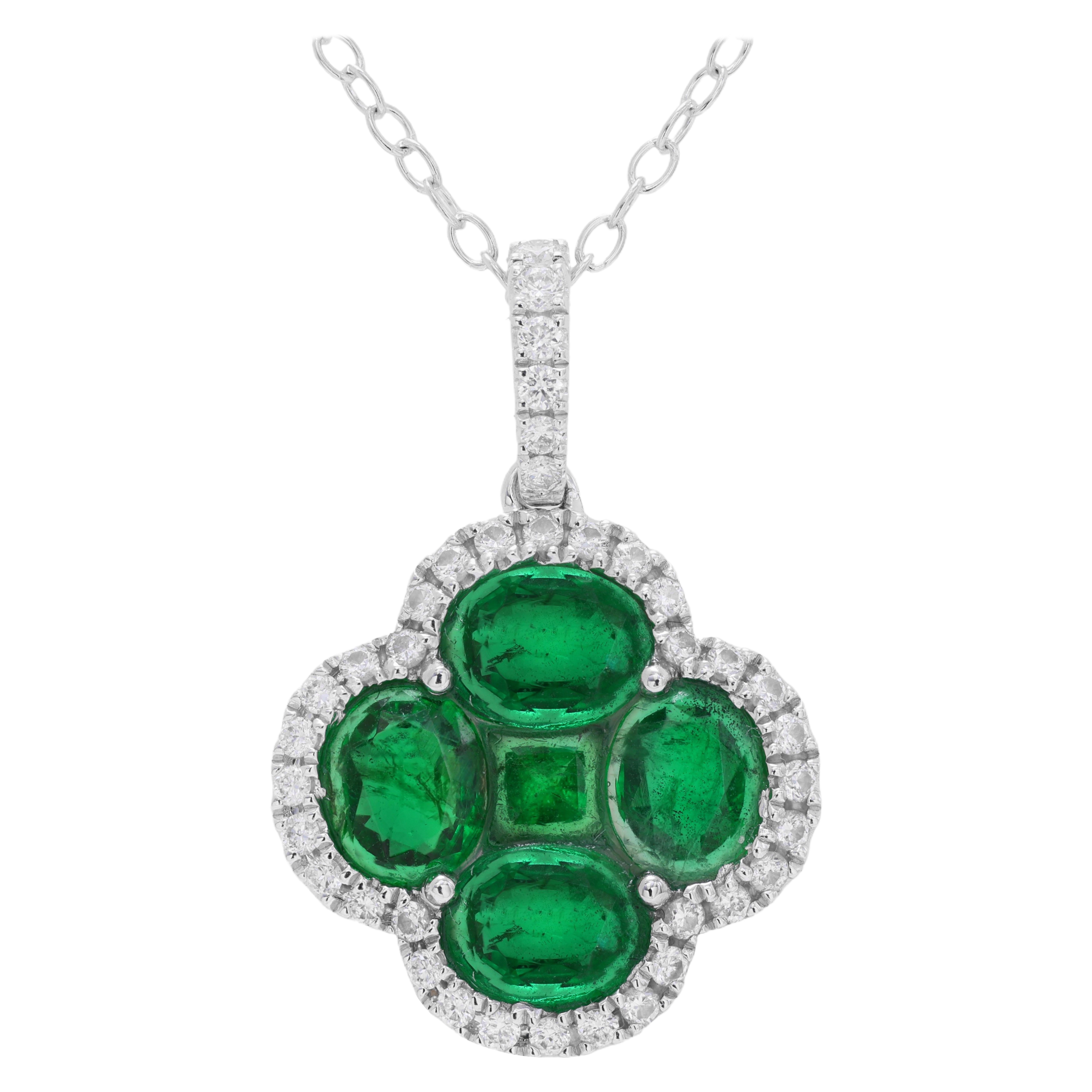 Pendentif trèfle en mosaïque d
émeraudes de 0,8 carat dans un halo de diamants de 0,2 carat en 18W ref1273