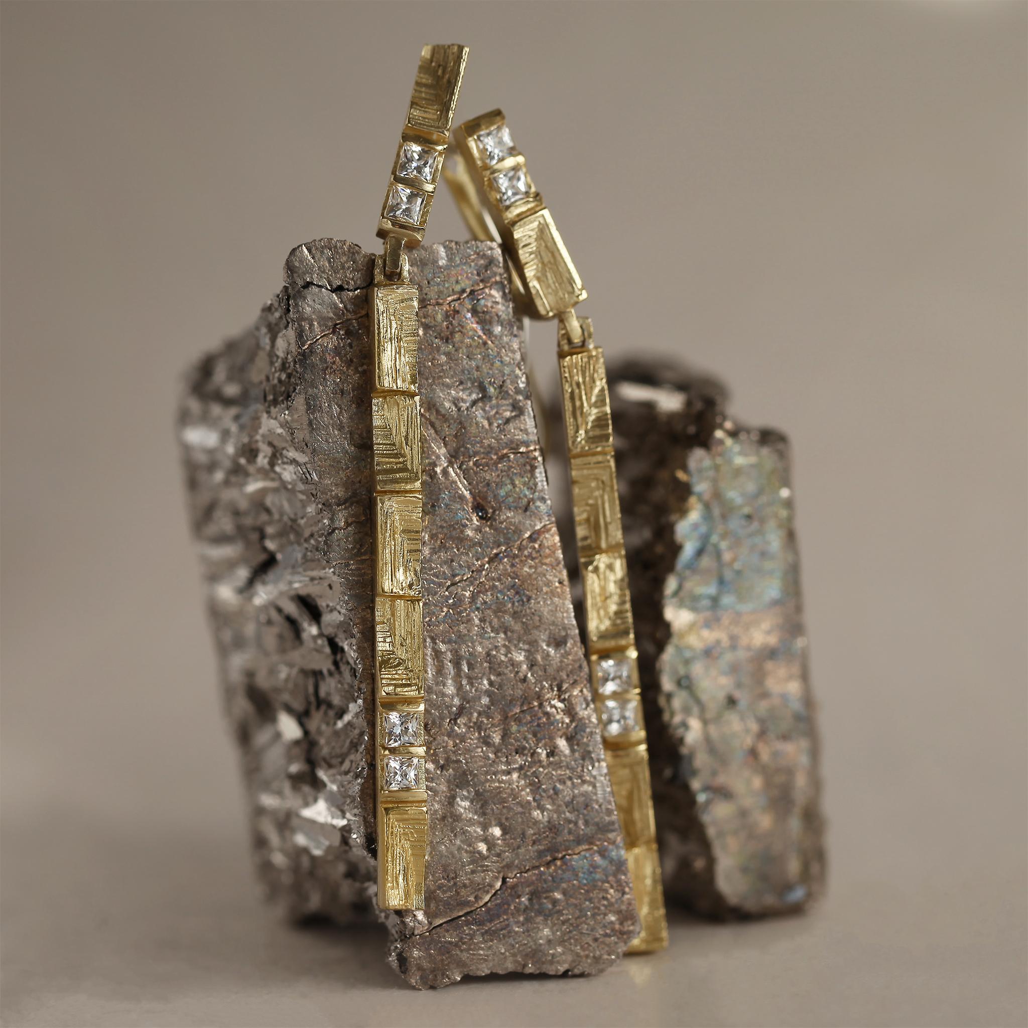 Orecchini a goccia in oro 18 carati e diamante Princess da 0,8 carati

Gli orecchini Parallax sfruttano il fenomeno ottico dello spostamento del punto di vista attraverso la sinergia del minimalismo architettonico e dei modelli di crescita