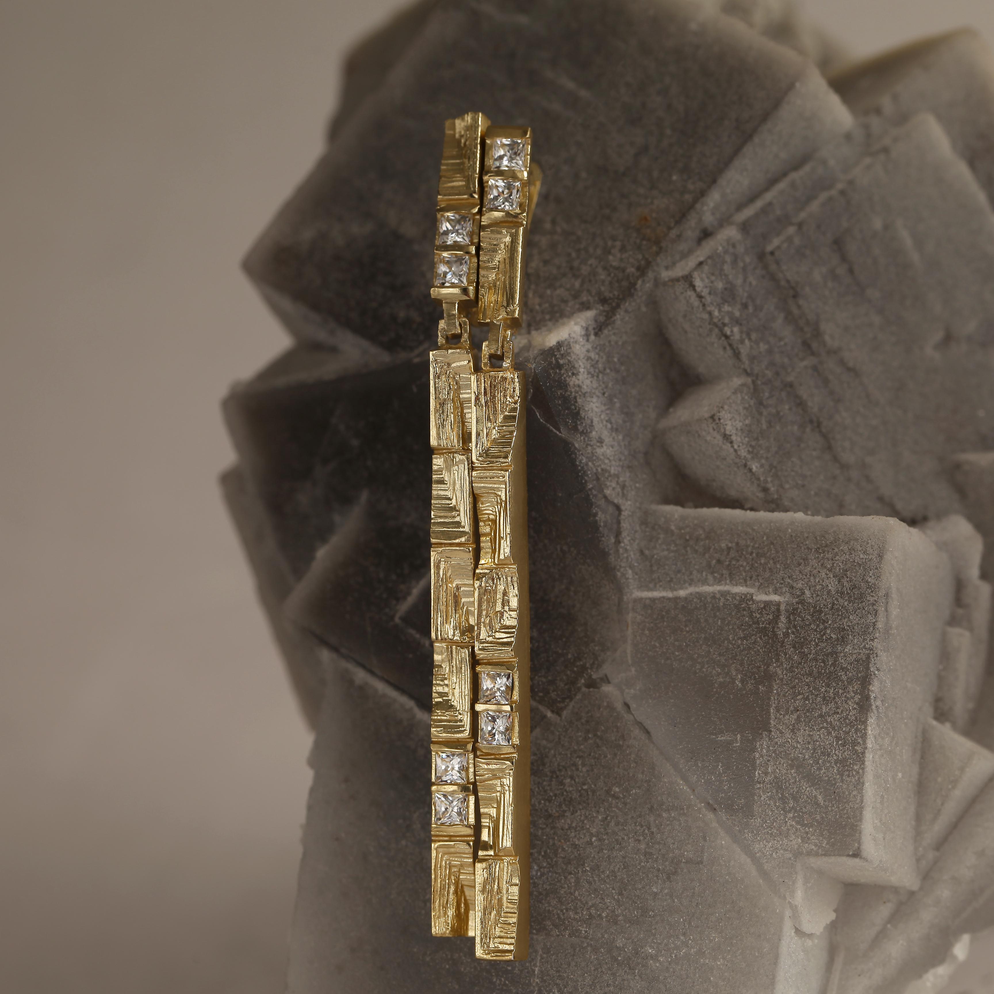 Moderno Orecchini a goccia in oro 18 carati e diamante Princess da 0,8 carati in vendita