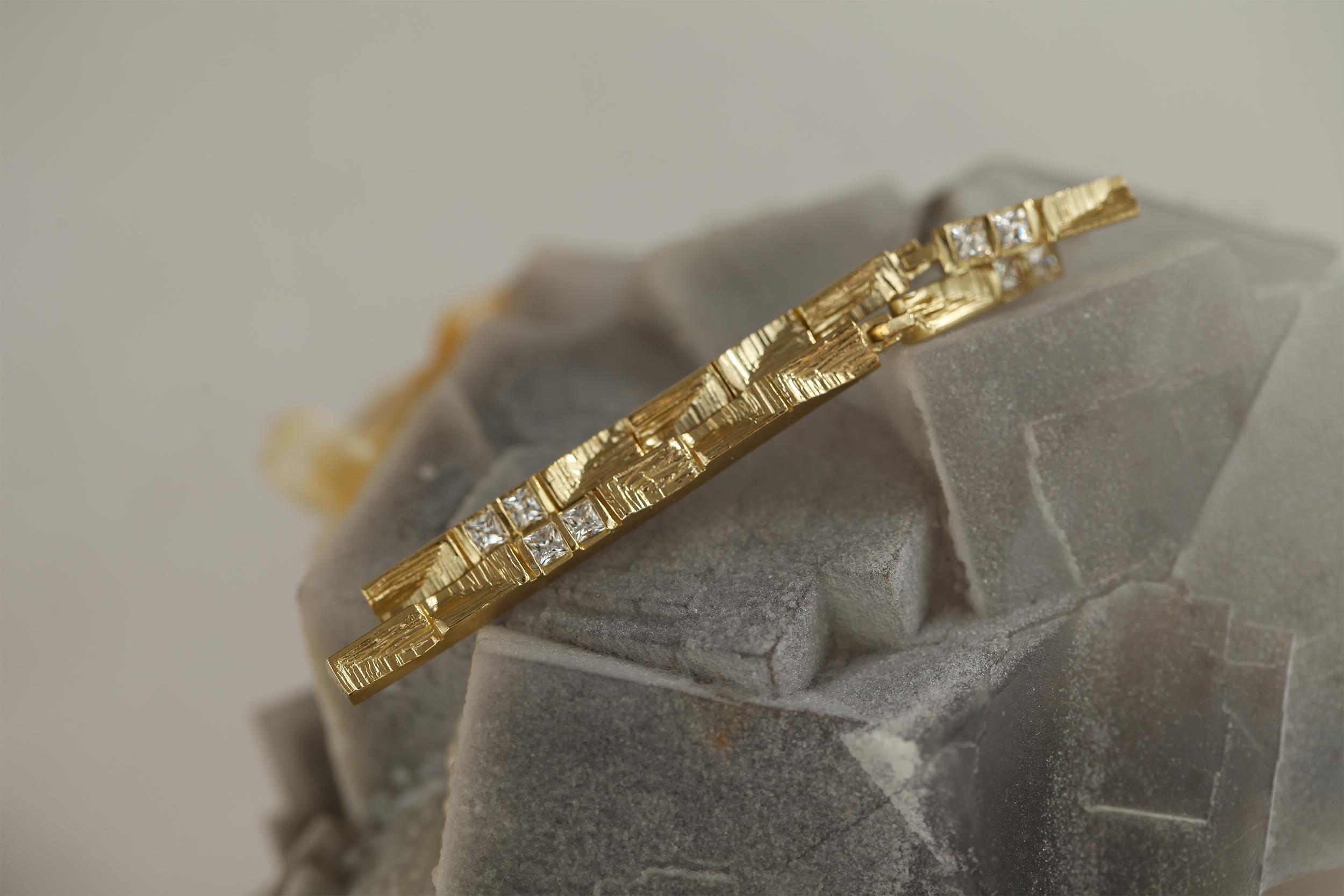 Orecchini a goccia in oro 18 carati e diamante Princess da 0,8 carati In condizioni Nuovo in vendita a London, England