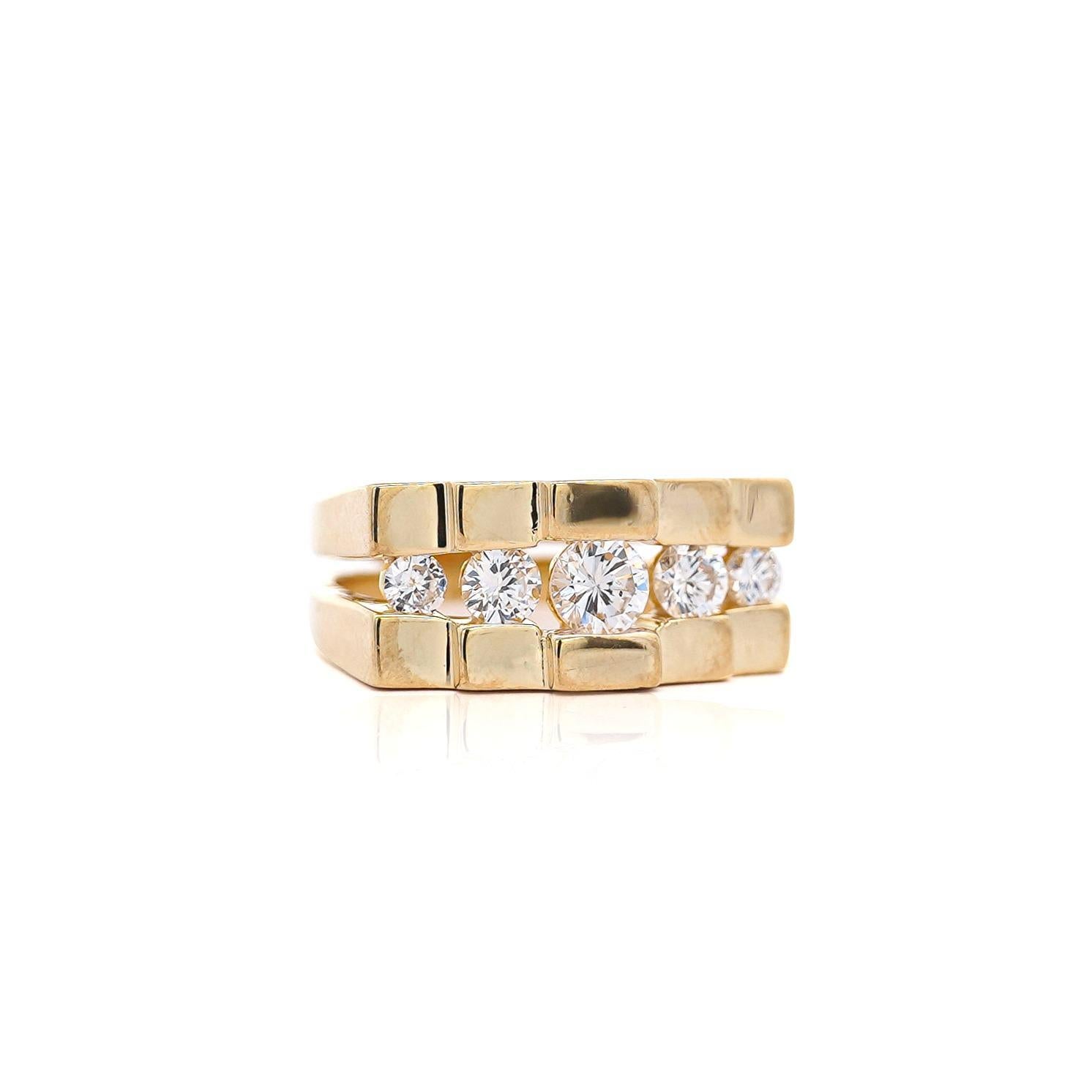 Cette bague moderne et élégante en or jaune 14 carats est ornée de 0,80 carats de diamants naturels en serti clos, parfaits pour l'élégance de tous les jours.

Détails :
Type d'article : Bague
Métal : Or jaune 14K
Taille : 6
Face de l'anneau : 9,5 x