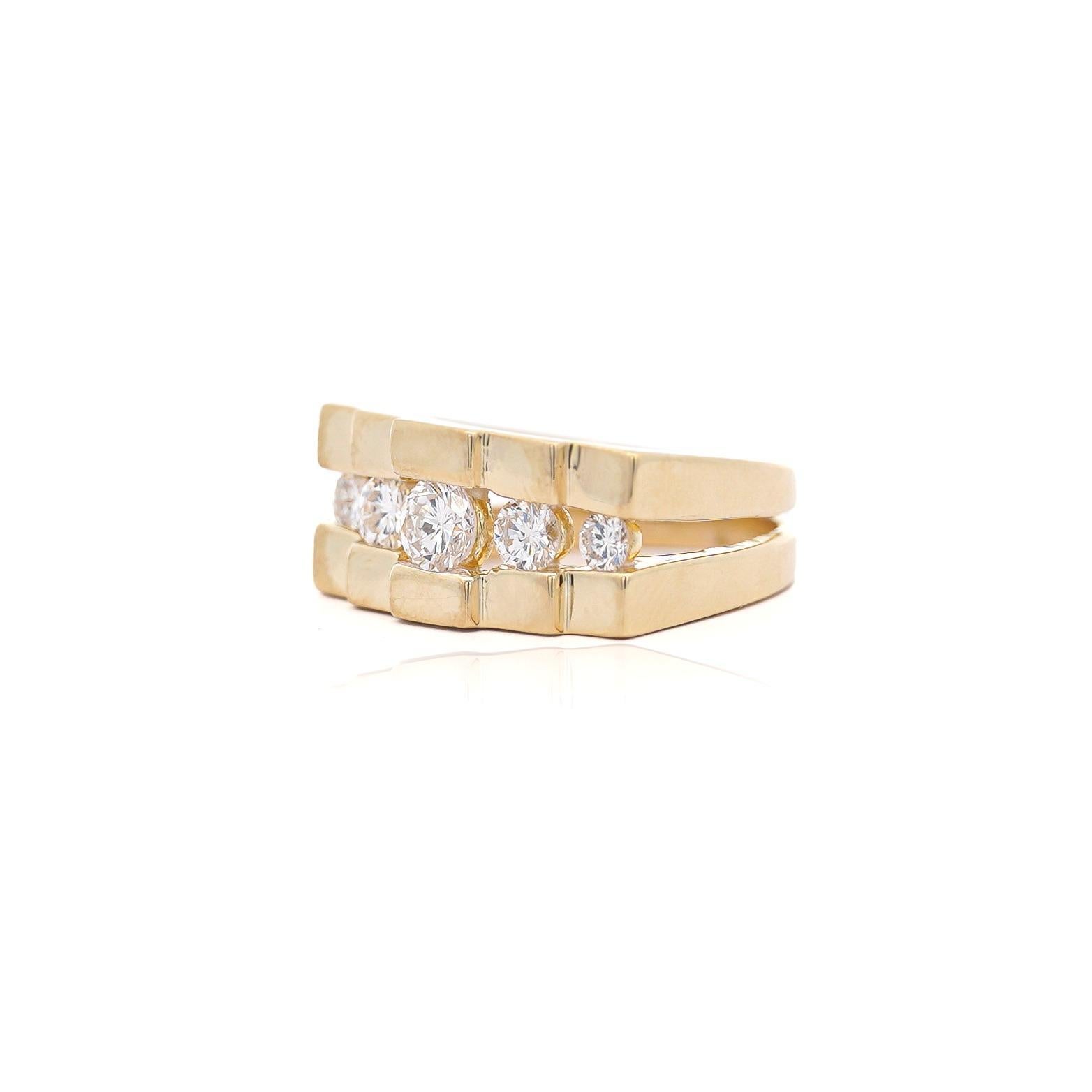 Moderne Bague fantaisie en or jaune 14 carats sertie d'un diamant rond de 0,8 carat F-G/SI1SI2 en vente