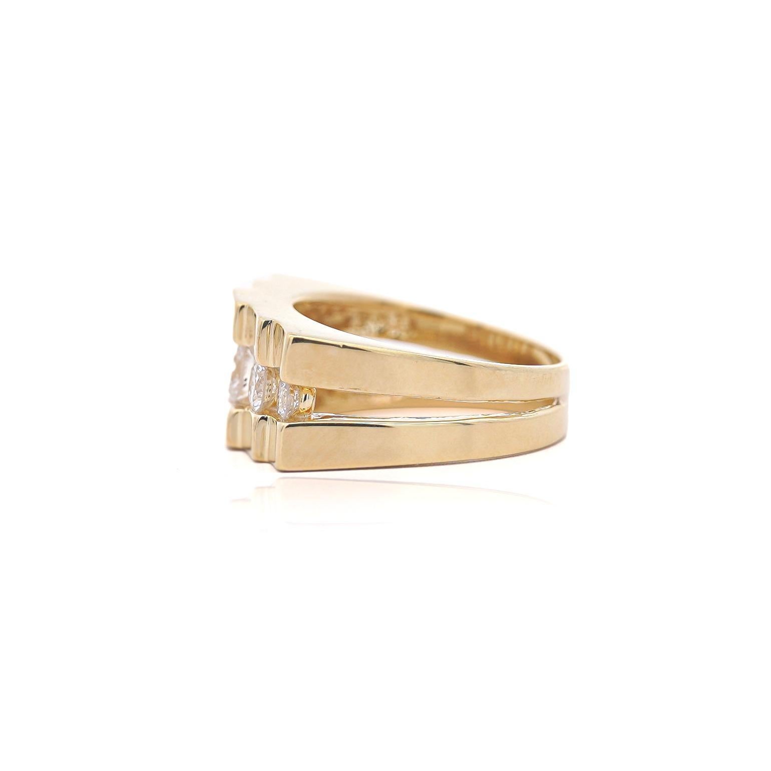 Taille brillant Bague fantaisie en or jaune 14 carats sertie d'un diamant rond de 0,8 carat F-G/SI1SI2 en vente