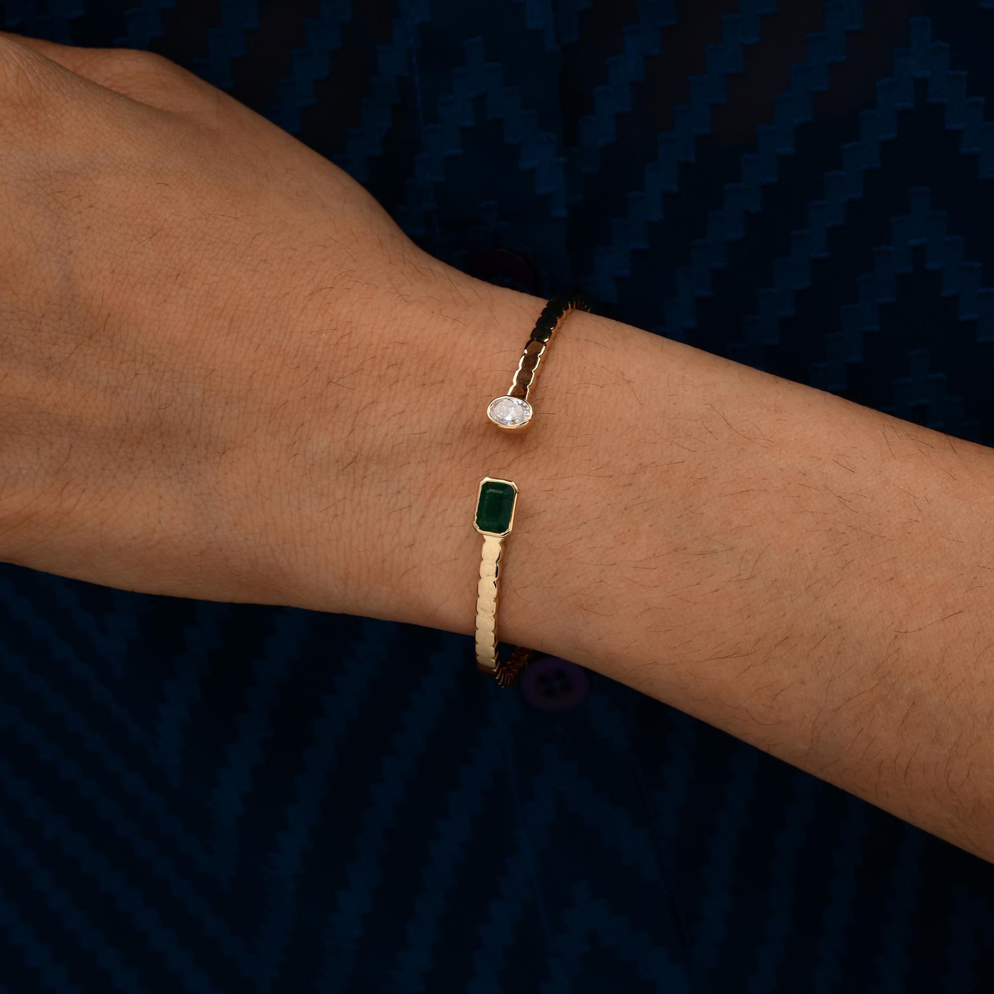 0.8 Carat Zambian Emerald 0.5 Carat Diamond Bangle 18 Karat Yellow Gold Bracelet en vente 4