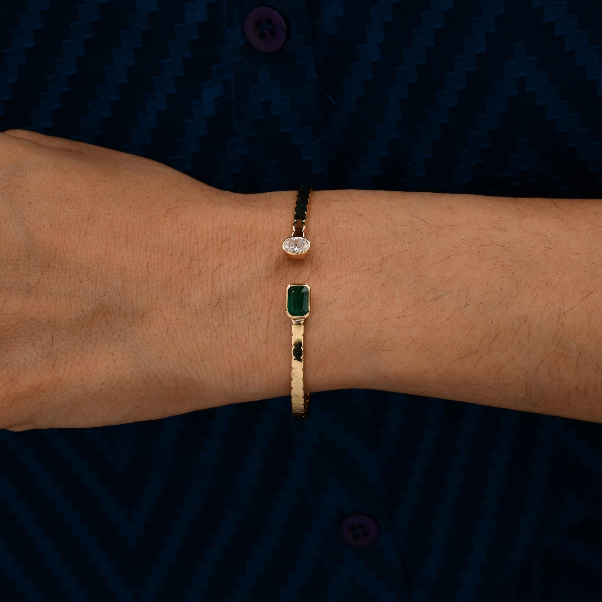 Moderne 0.8 Carat Zambian Emerald 0.5 Carat Diamond Bangle 18 Karat Yellow Gold Bracelet en vente