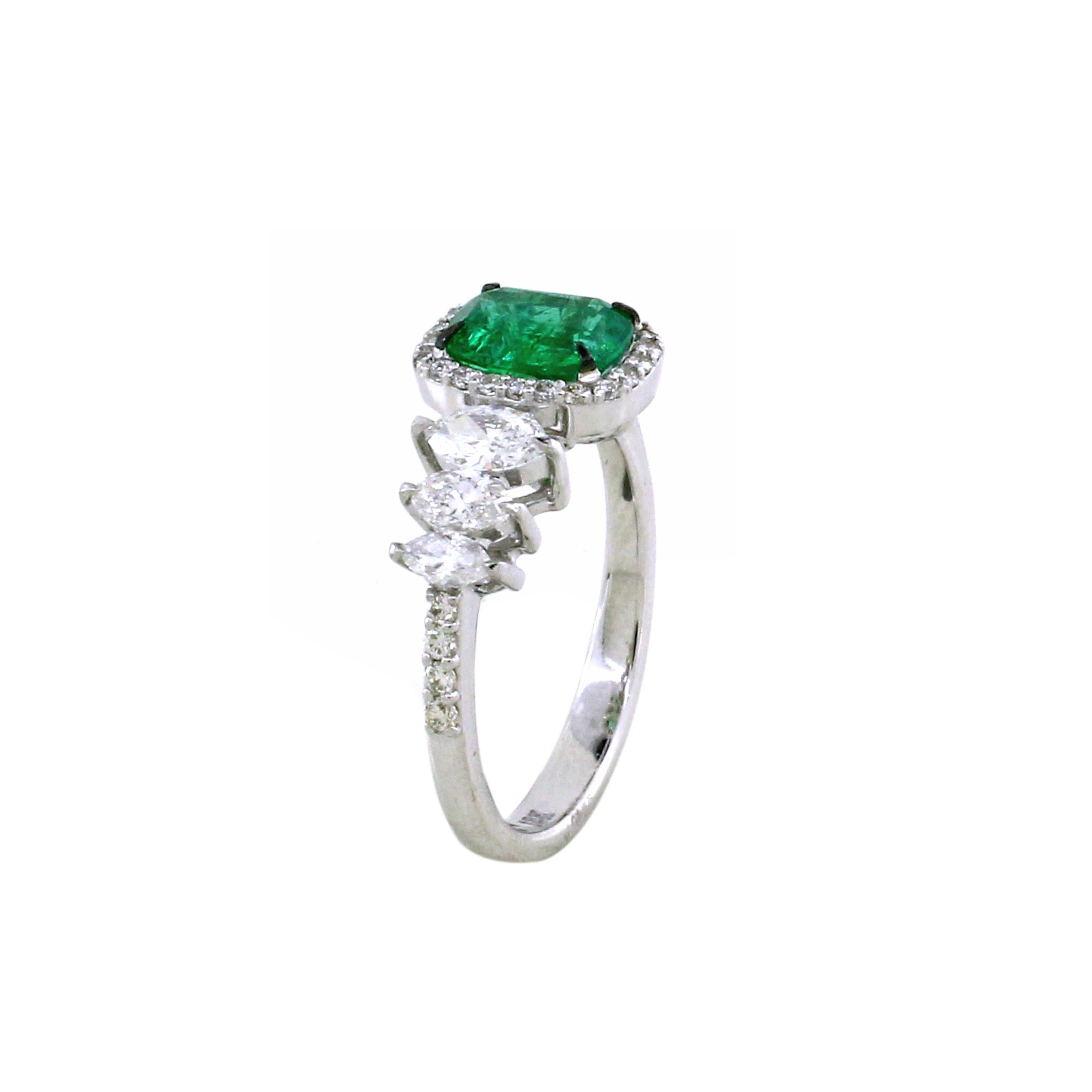 Dieser Ring ist ein Fest der Raffinesse und zeitlosen Schönheit. Das Herzstück ist ein bezaubernder Smaragd im Kissenschliff mit einem Gewicht von 0,80 Karat, der mit seiner üppigen, grünen Ausstrahlung die Aufmerksamkeit auf sich zieht. Auf der