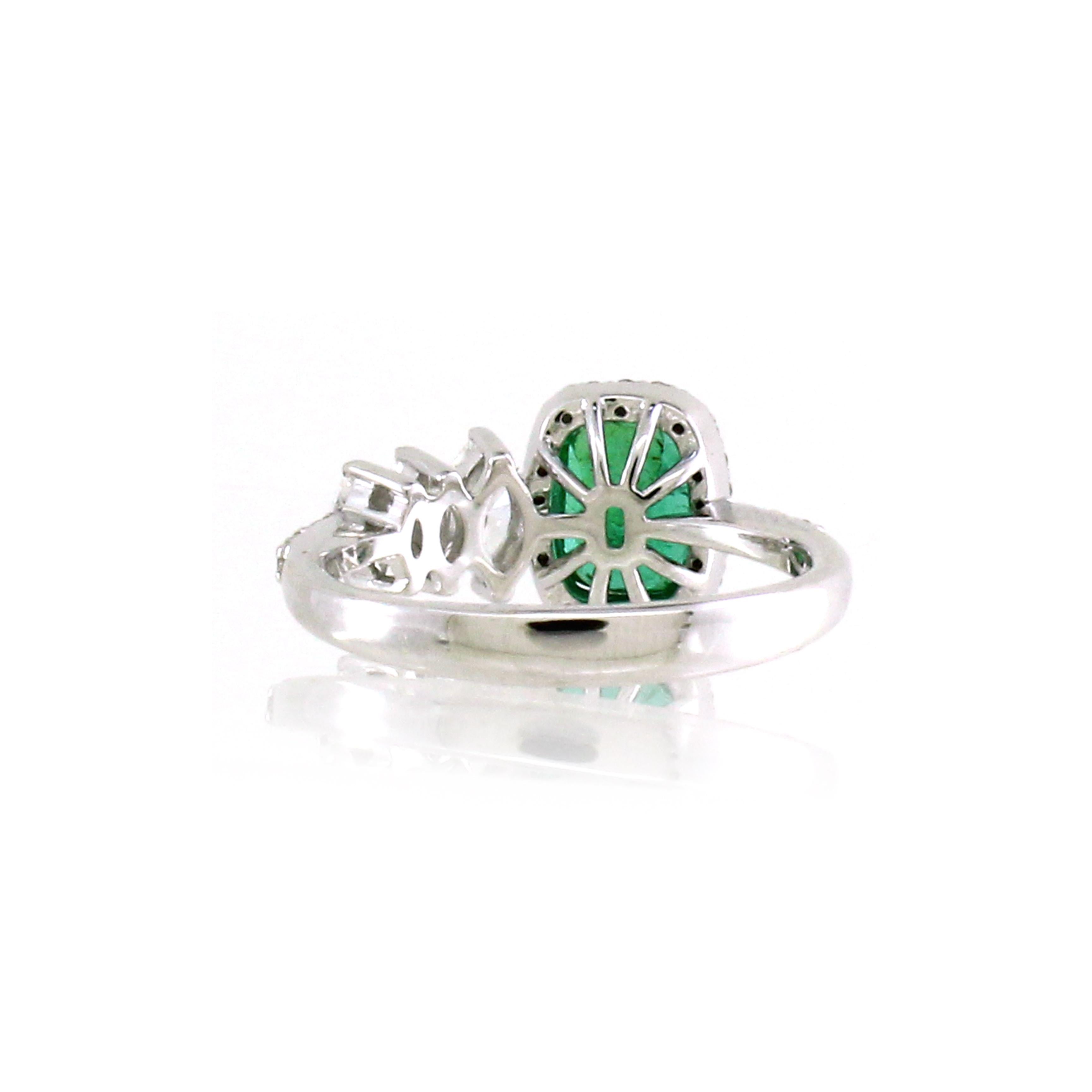 0.8 Karat Smaragdring mit Smaragd (Kissenschliff) im Angebot