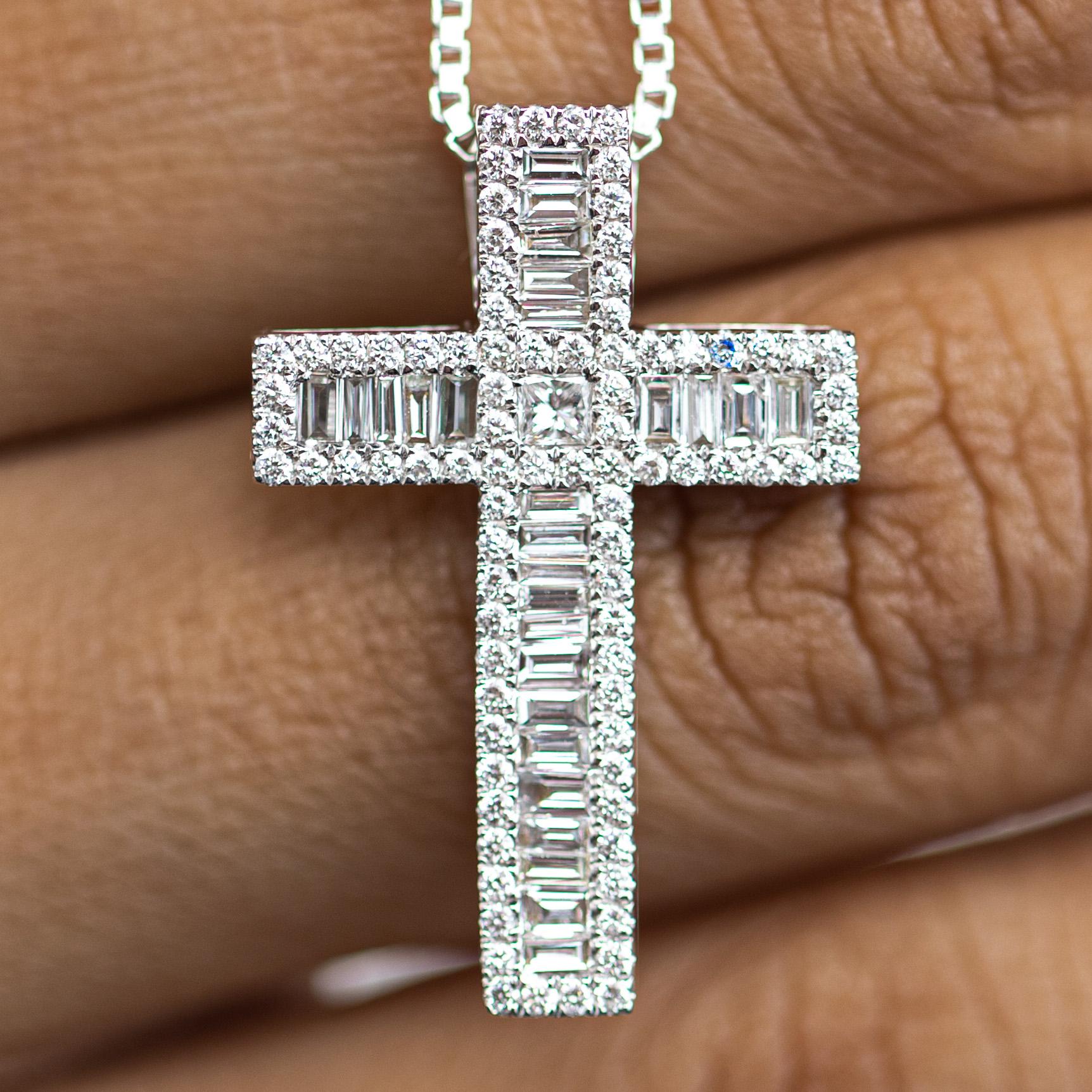 0,8 Karat Gesamtgewicht Diamant Illusionsfassung Religiöser Kreuz Anhänger Baguette (Art déco) im Angebot