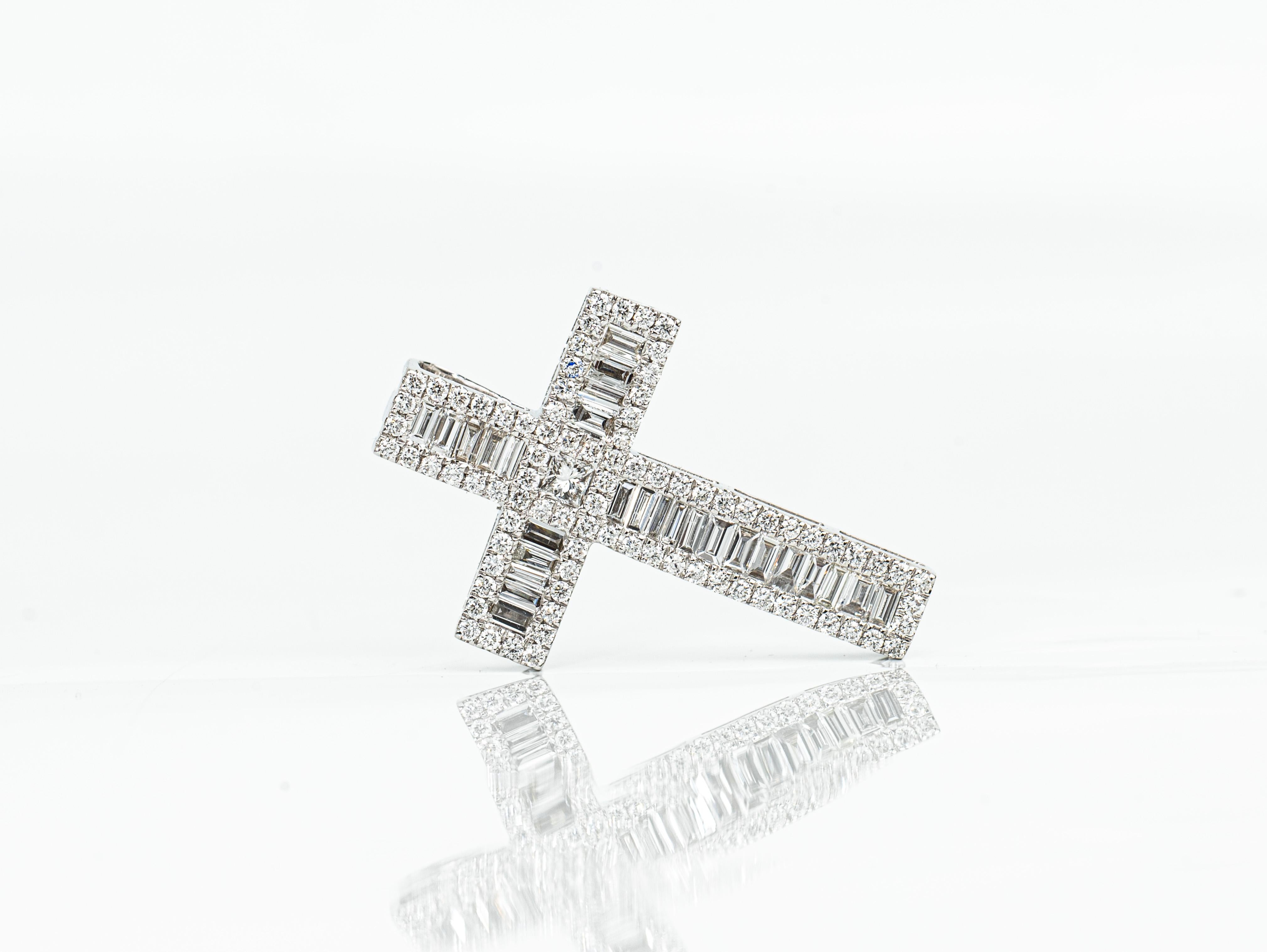 0,8 Karat Gesamtgewicht Diamant Illusionsfassung Religiöser Kreuz Anhänger Baguette (Baguetteschliff) im Angebot