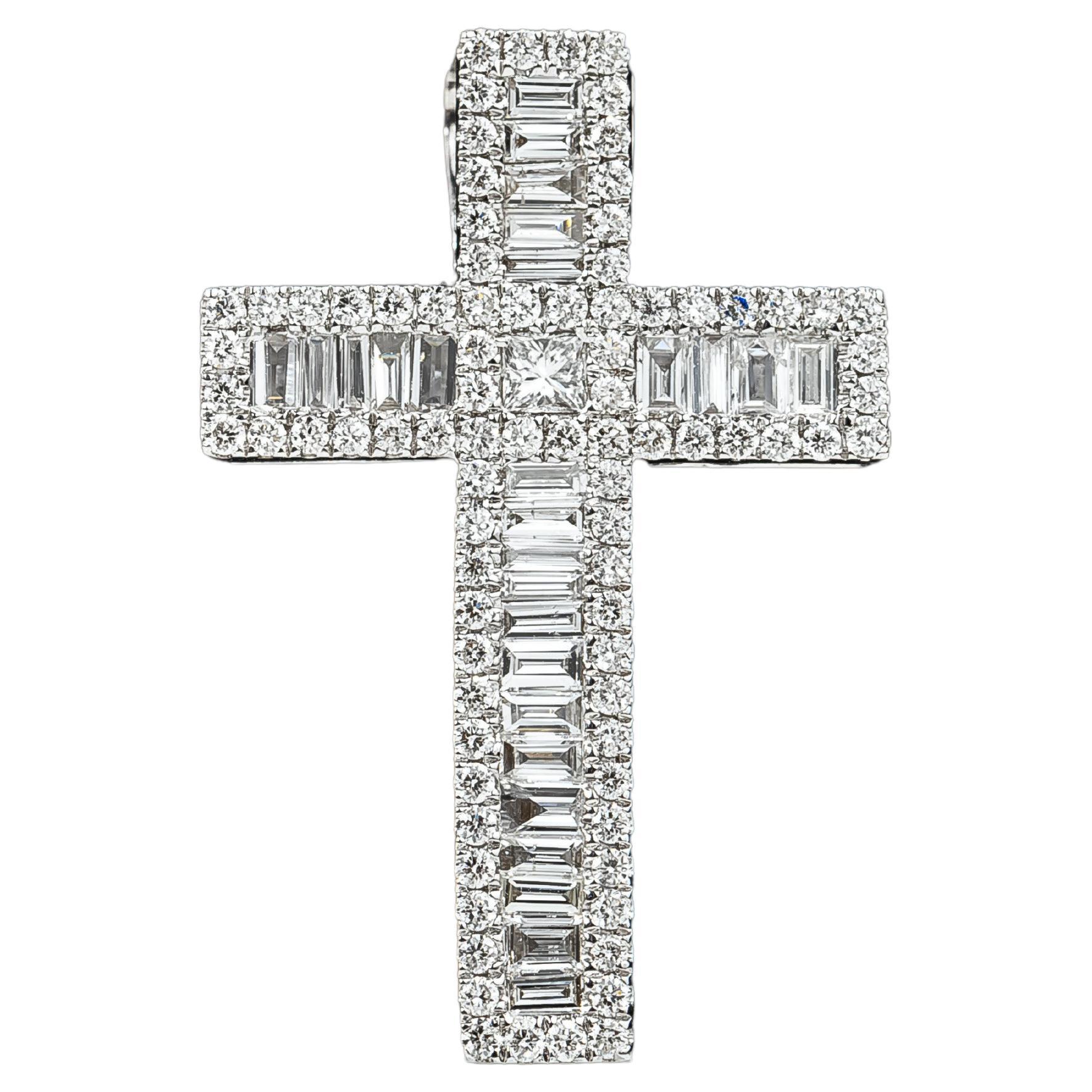Poids total des diamants de 0,8 carat, sertissage à l'illusion d'une croix religieuse baguette