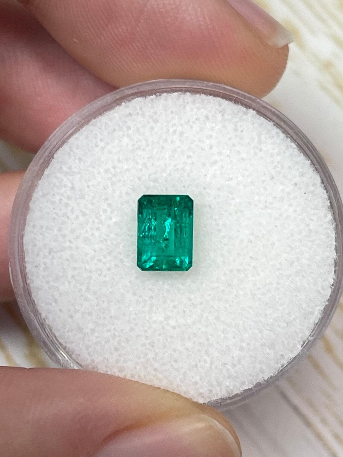Stein: Smaragd
Gewicht: 0,80 Karat
Form: Smaragd-Schliff
Klarheit: Transparent
Lüster: Sehr gut
Farbe: Intensives Muzo Grün
Abmessungen: 6,45 mm x 4,79 mm x 3,16 mm
Geografische Herkunft: Kolumbien
Behandlung: Natürlich, Ölen

Bemerkungen: Aufgrund