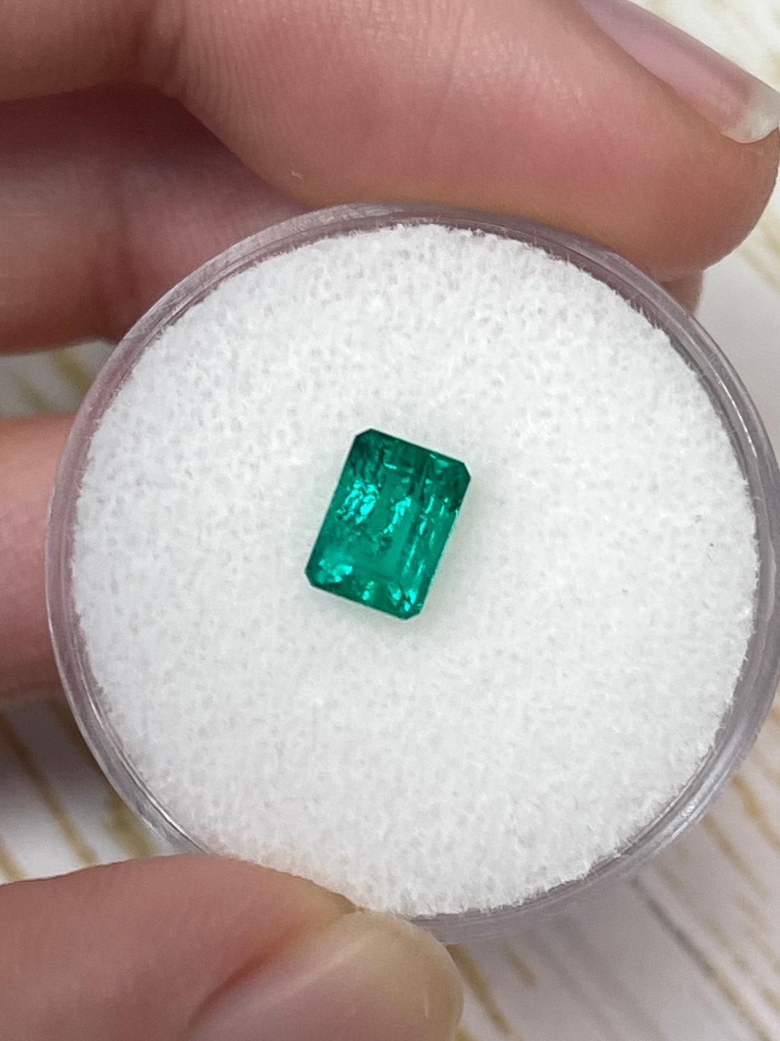 0,80 Karat 6,5x5 feiner kolumbianischer Smaragd - Smaragdschliff Muzo Grüner Mai Geburtsstein im Smaragdschliff (Moderne) im Angebot