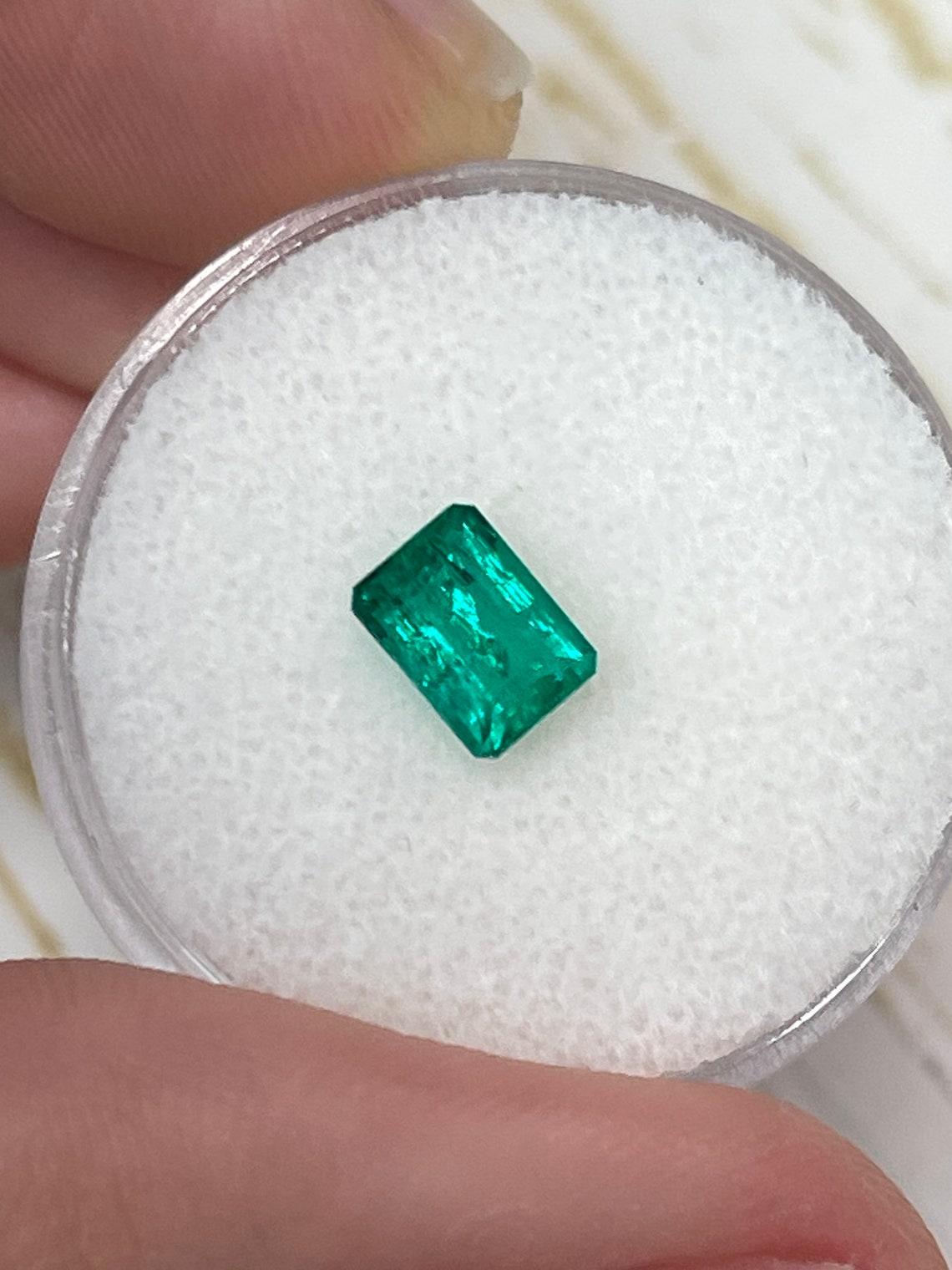 0,80 Karat 6,5x5 feiner kolumbianischer Smaragd - Smaragdschliff Muzo Grüner Mai Geburtsstein im Smaragdschliff im Zustand „Neu“ im Angebot in Jupiter, FL