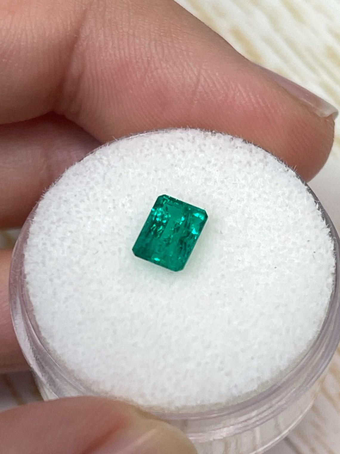 0,80 Karat 6,5x5 feiner kolumbianischer Smaragd - Smaragdschliff Muzo Grüner Mai Geburtsstein im Smaragdschliff Damen im Angebot