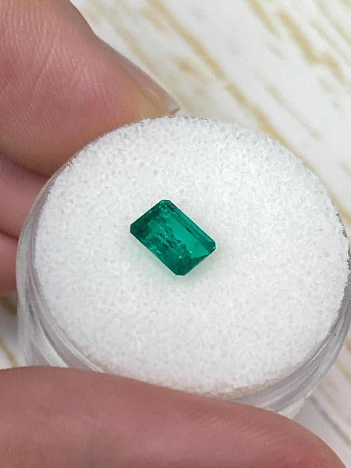 0,80 Karat 6,5x5 feiner kolumbianischer Smaragd - Smaragdschliff Muzo Grüner Mai Geburtsstein im Smaragdschliff im Angebot 1