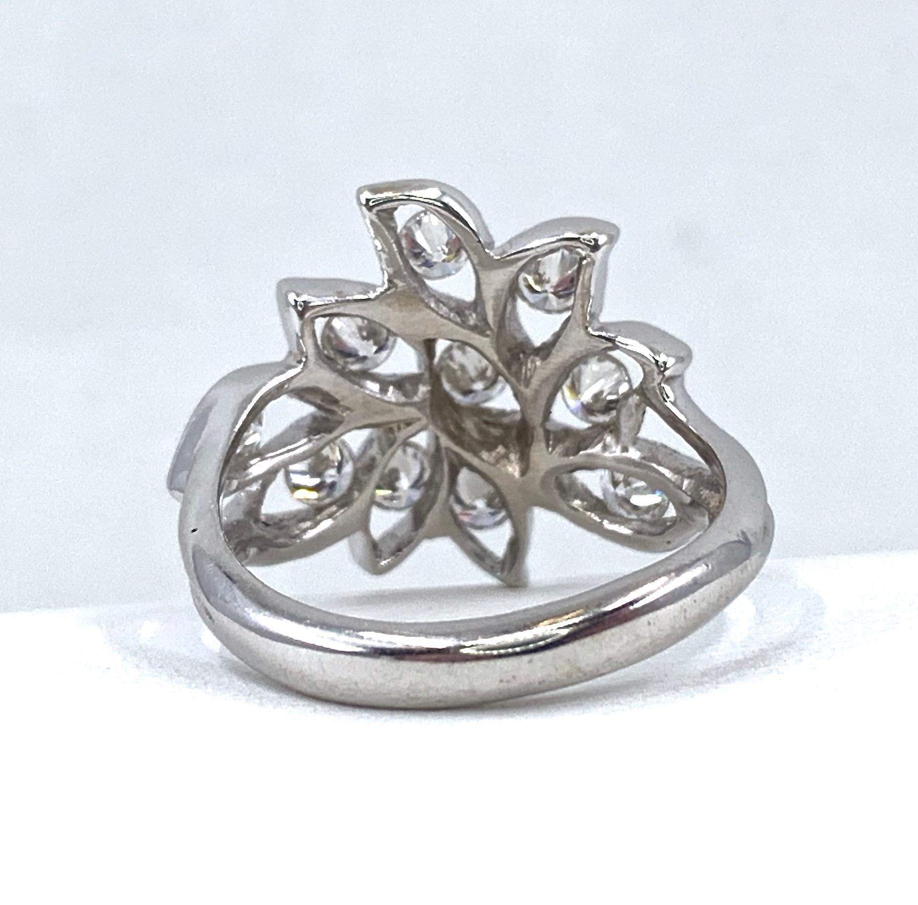 Anello con diamante astratto a foglia aperta da 0,80 carati in oro bianco 18 carati in vendita 2