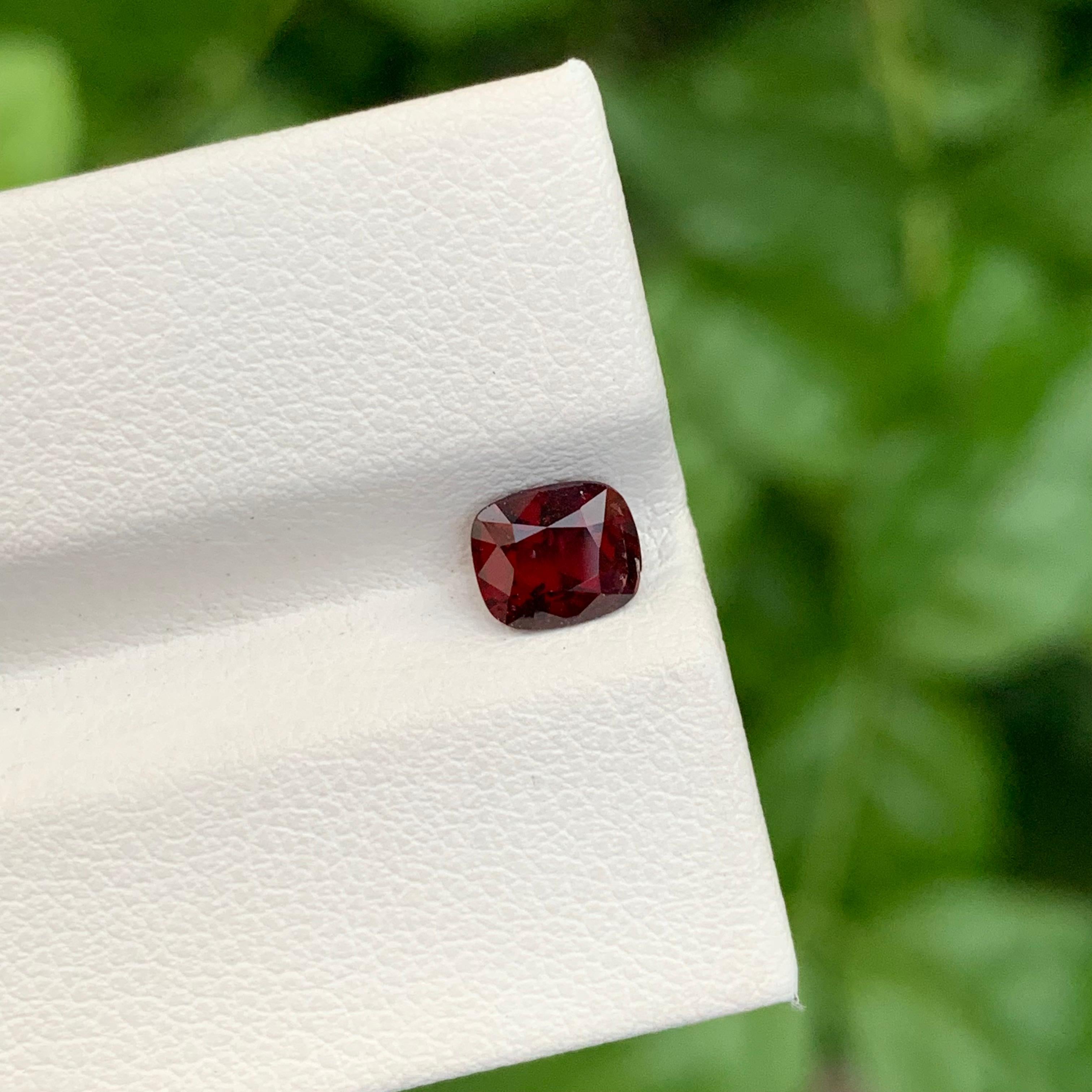 Arts and Crafts 0.80 Carat Adorable Natural Loose Red Spinel Cushion Shape Gem For Ring en vente